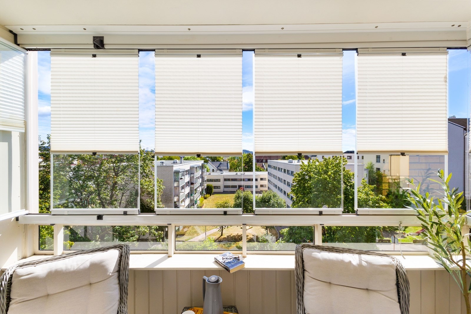 Fra stuen har du adgang til hovedbalkongen som oppleves som en forlengelse av stuen på sommerstid. Galleribilde