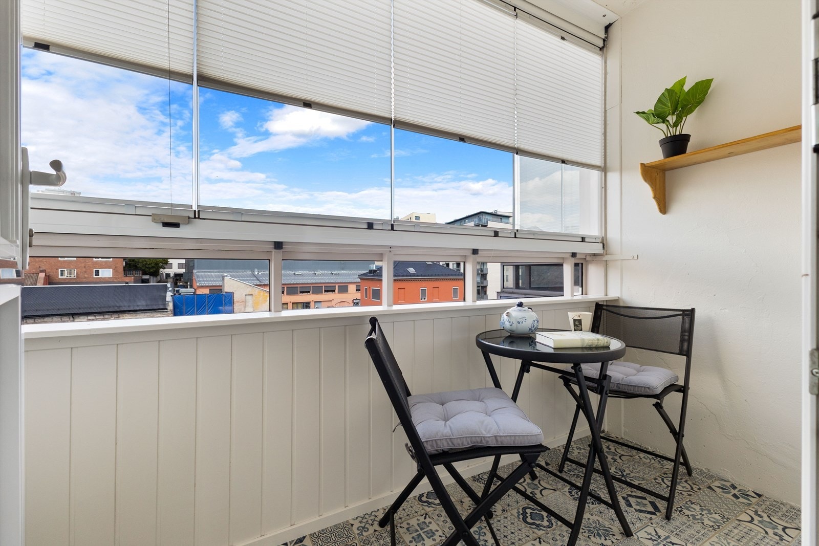 Balkong 2 er også av god størrelse, med plass til bord og stoler. Galleribilde