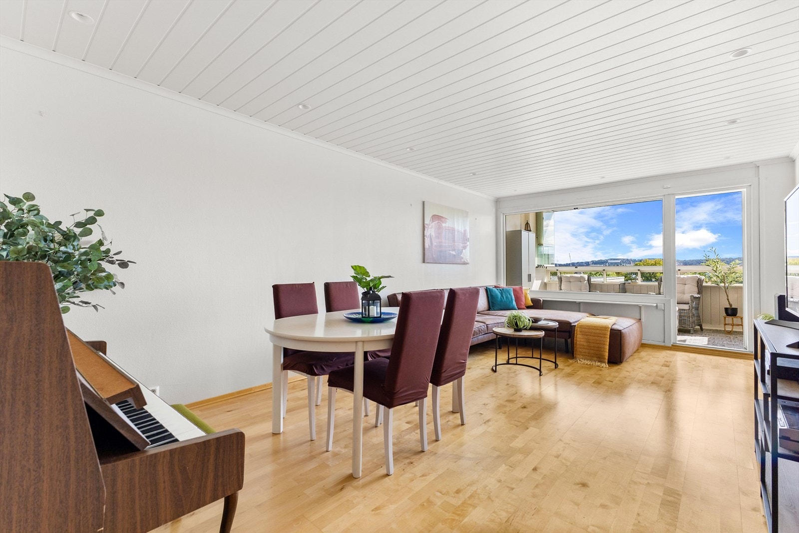 Boligen ligger sentralt og attraktivt på Bislett med kort vei til restauranter, dagligvare forretninger og kollektivtransport. Galleribilde