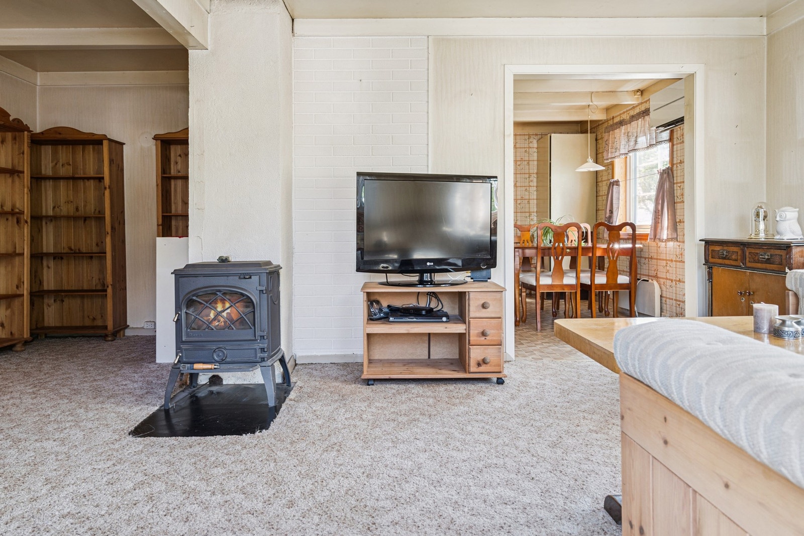 Den praktiske vedovnen gir både god varme og en ekstra koselig stemning i stuen Galleribilde