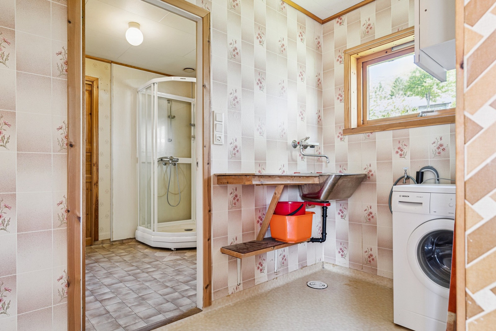 Praktisk vaskerom med opplegg for vaskemaskin. Galleribilde