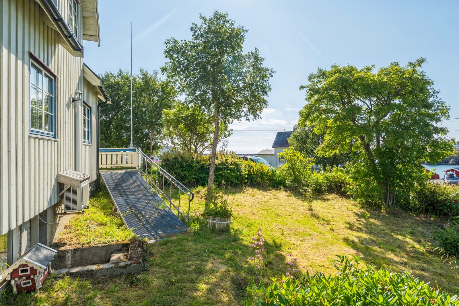 Grøntareal med fint potensiale. Trapp ned til kjellerbod. Galleribilde