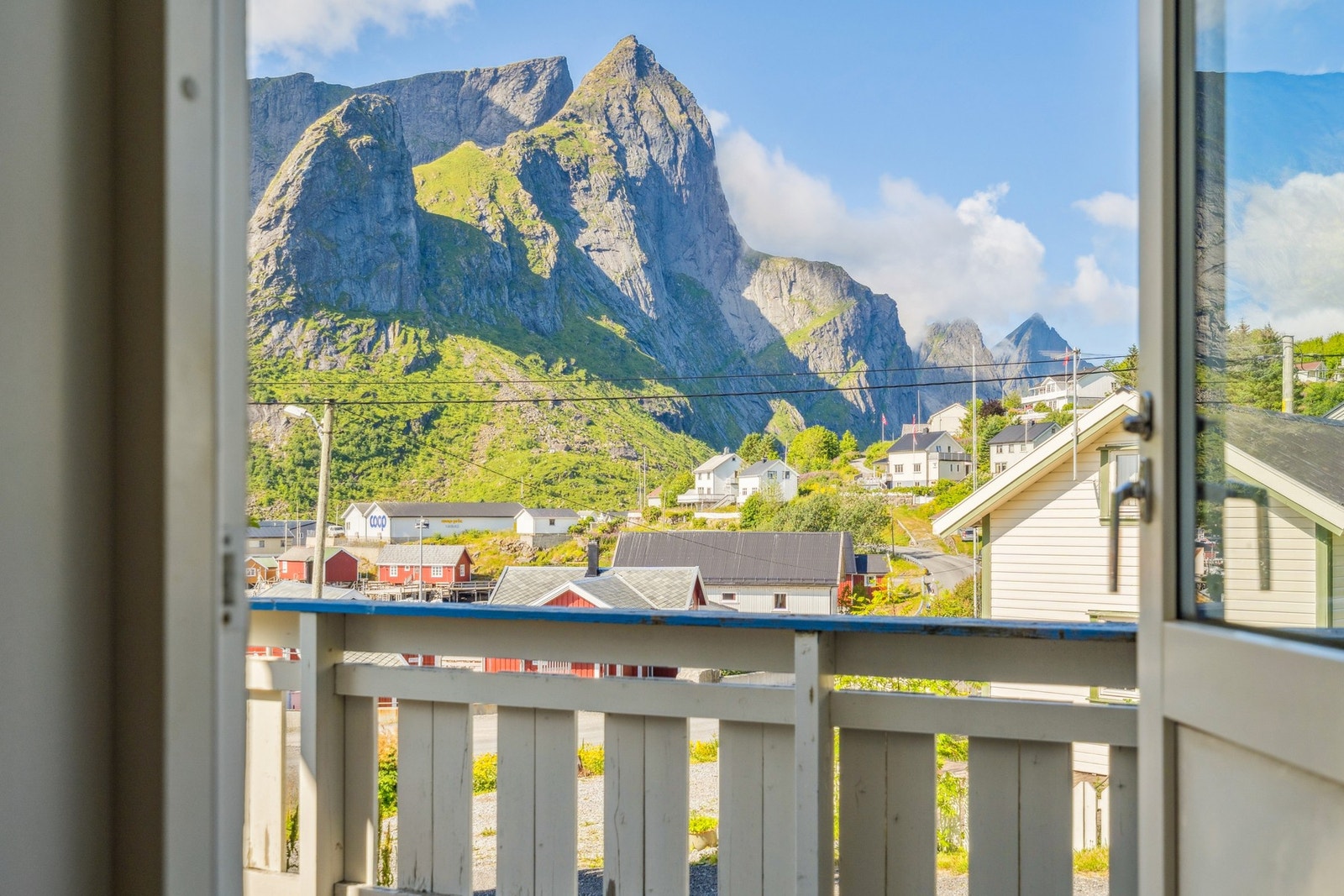 Balkongen er en naturlig forlengelse av stuen på varme dager. Galleribilde