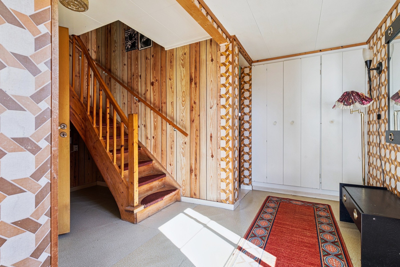 Velkommen inn! Romslig entré med garderobeskap. Galleribilde