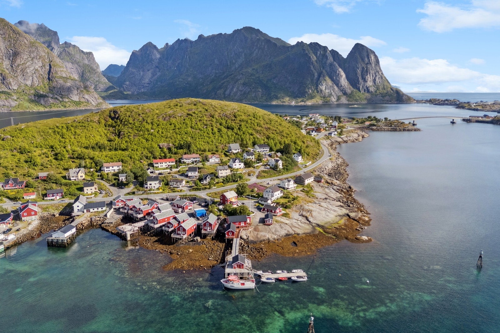 Her kan du oppleve pittoreske rorbuer, små butikker og kafeer, samt fantastisk utsikt mot Reinebringen og de omkringliggende fjellene. Galleribilde