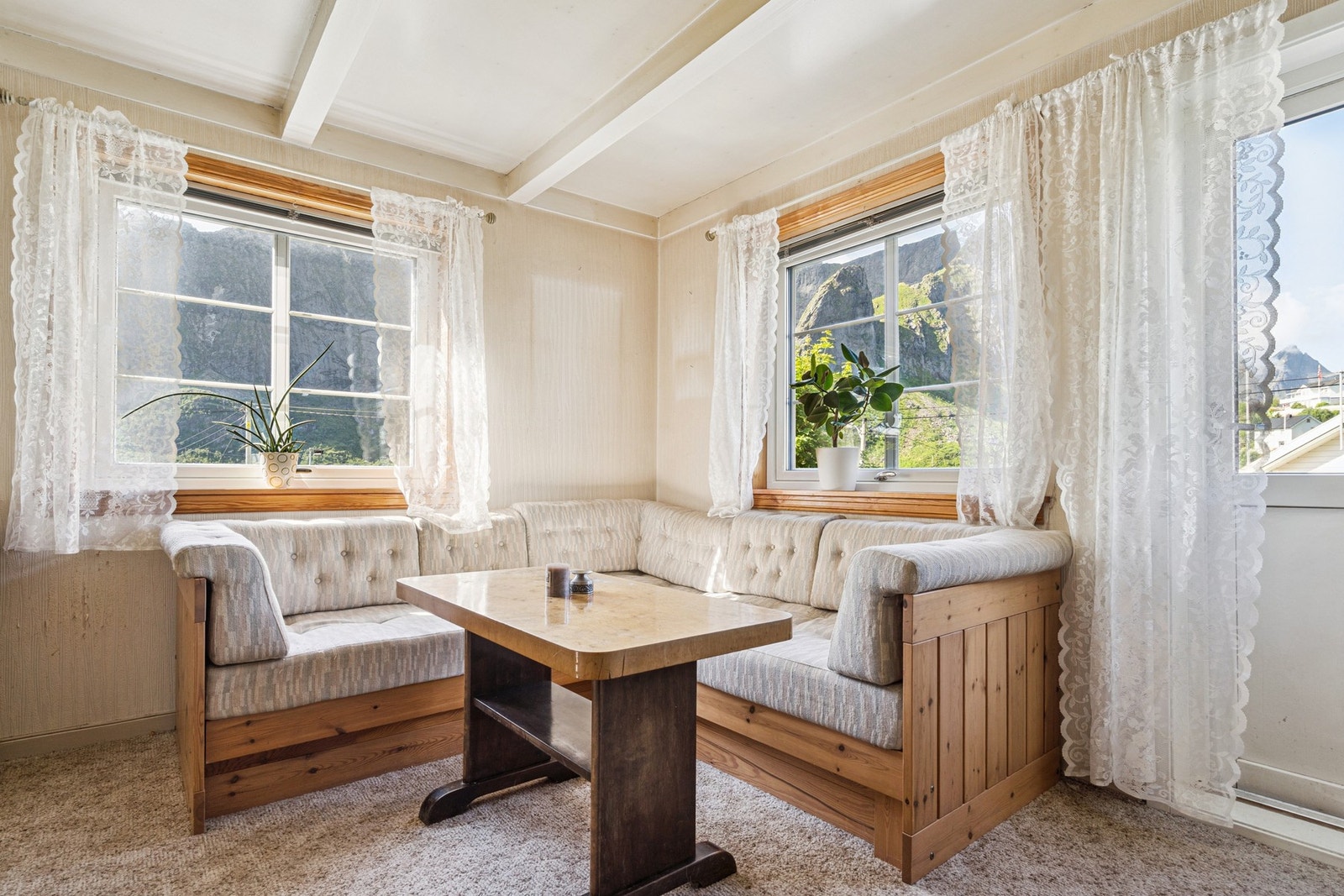 Store vindusflater gir rommet godt med naturlig lysinnslipp. Galleribilde