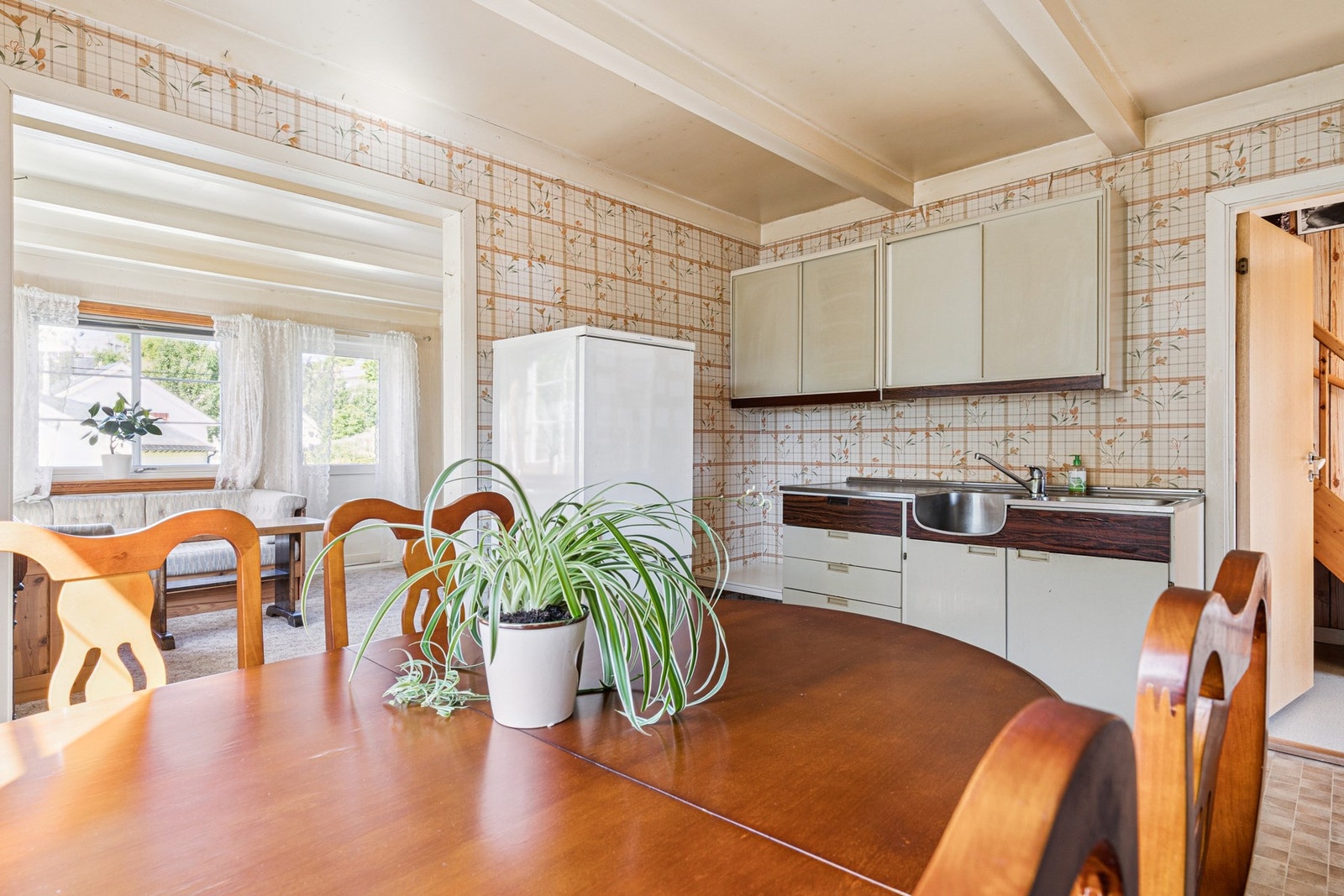 Tilstrekkelig med arbeids- og oppbevaringsplass. Galleribilde