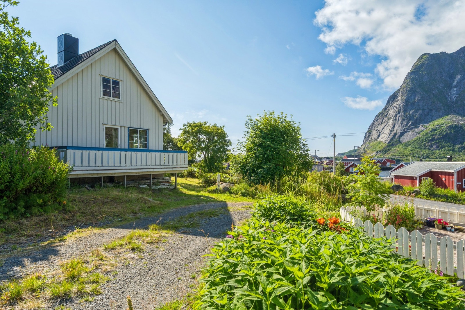 Biloppstillingsplass på tomten. Galleribilde