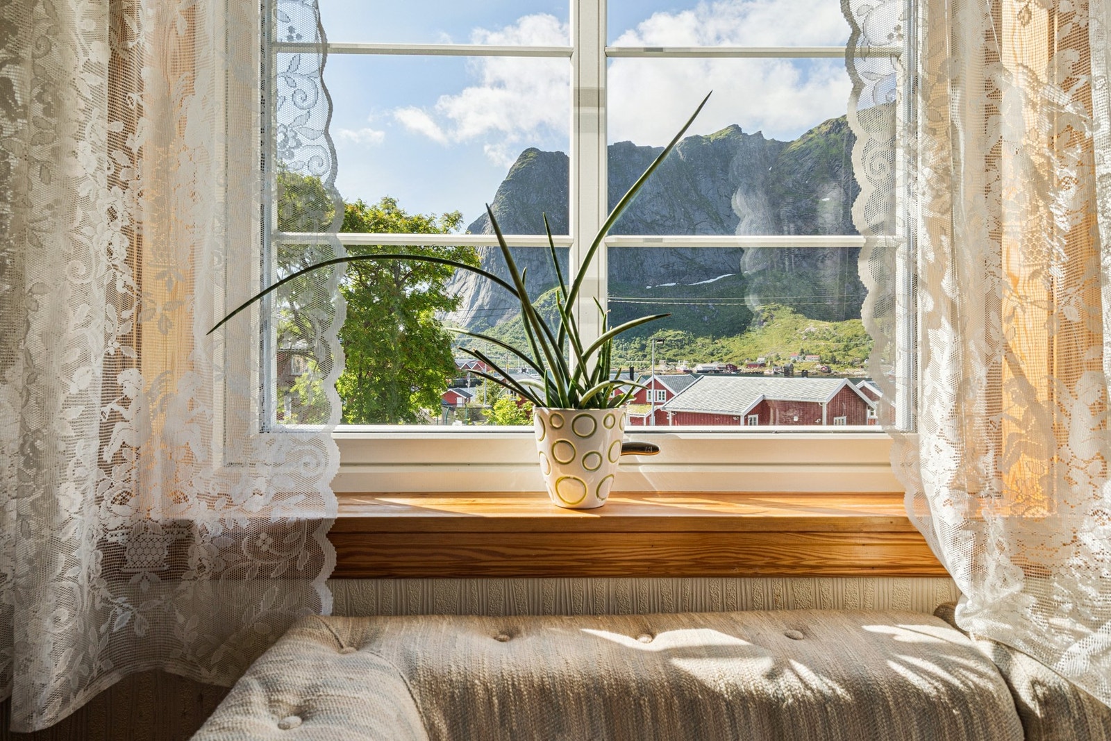 Utsikt mot populære Reinebringen. Galleribilde