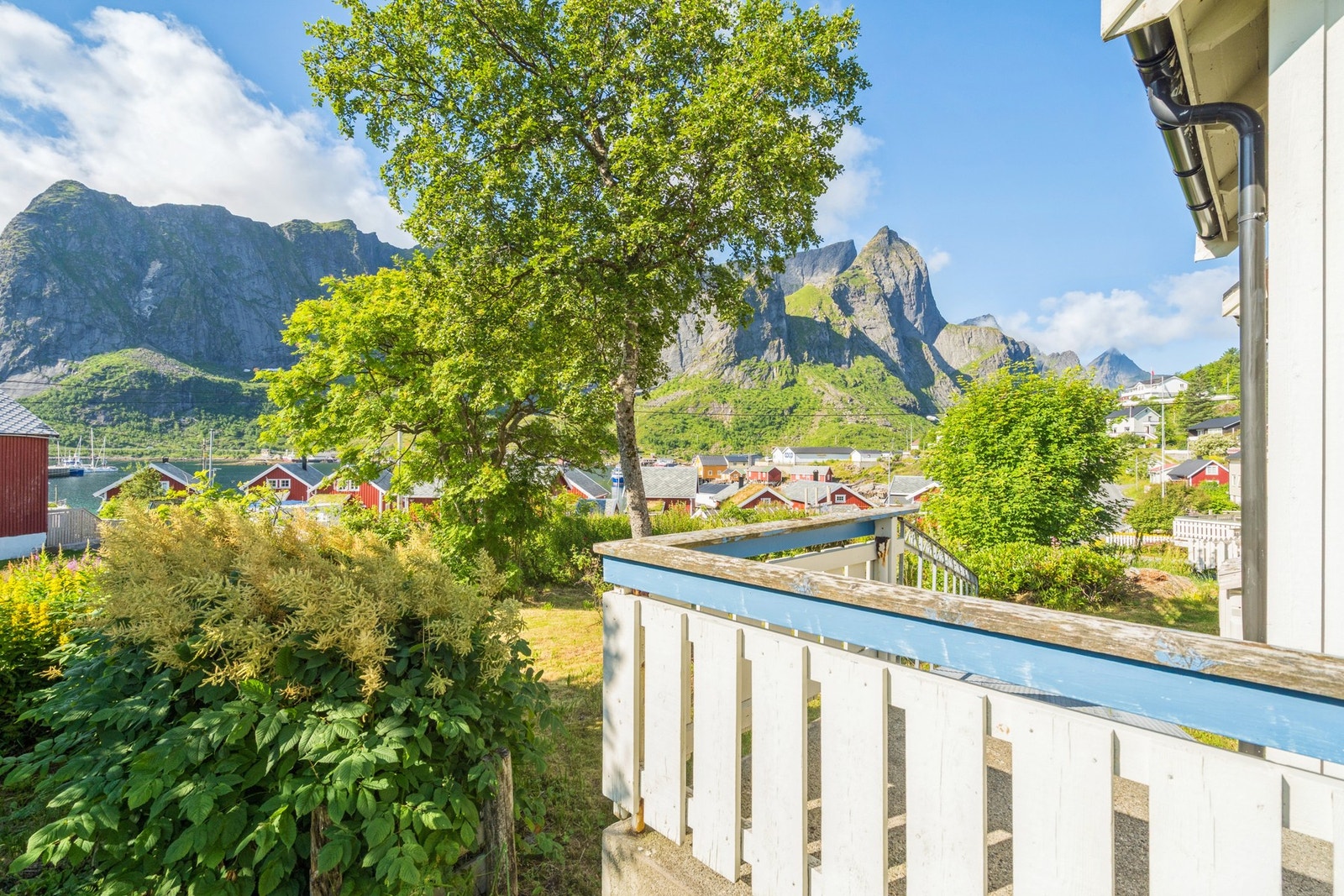 Her bor man i umiddelbar nærhet til storslåtte fjellformasjoner. Galleribilde