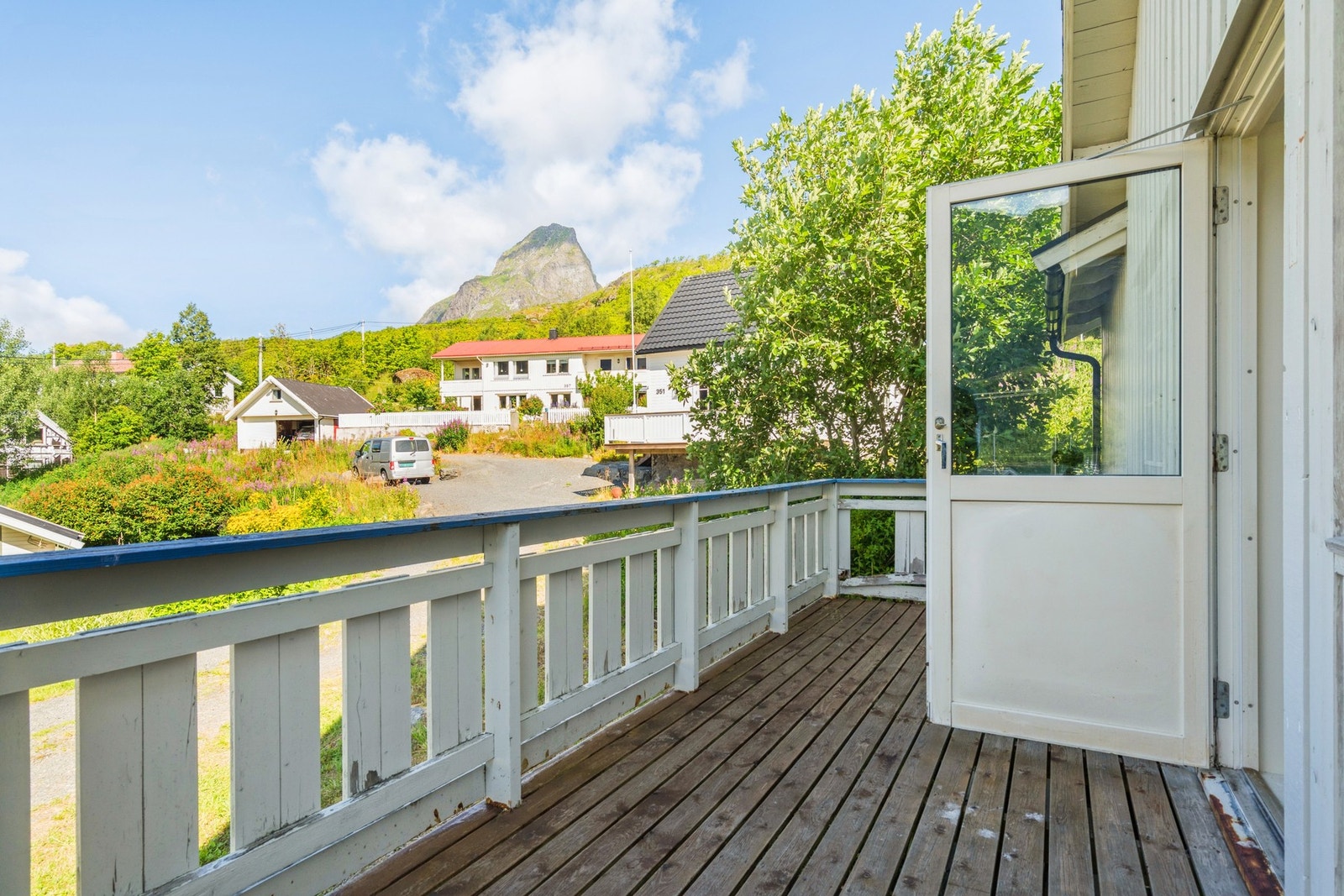 Med utgang fra stuen venter en flott balkong, med god plass for ulik utemøblering. Galleribilde