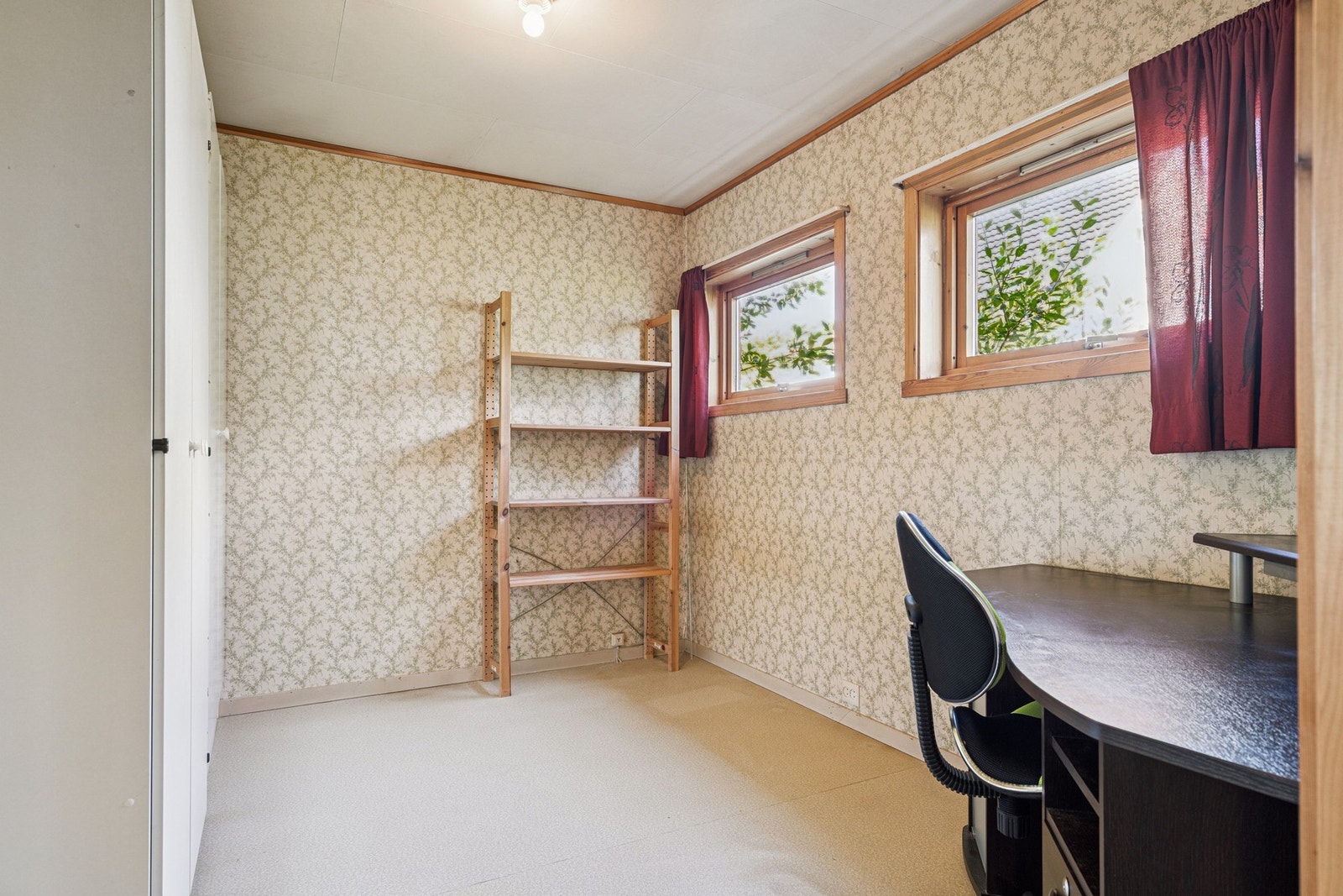 Innredet kontor på hovedplan. Rommet er opprinnelig inntegnet som soverom, men vindusstørrelsen vil trolig medføre at rommet ikke godkjennes som soverom i dag. Galleribilde