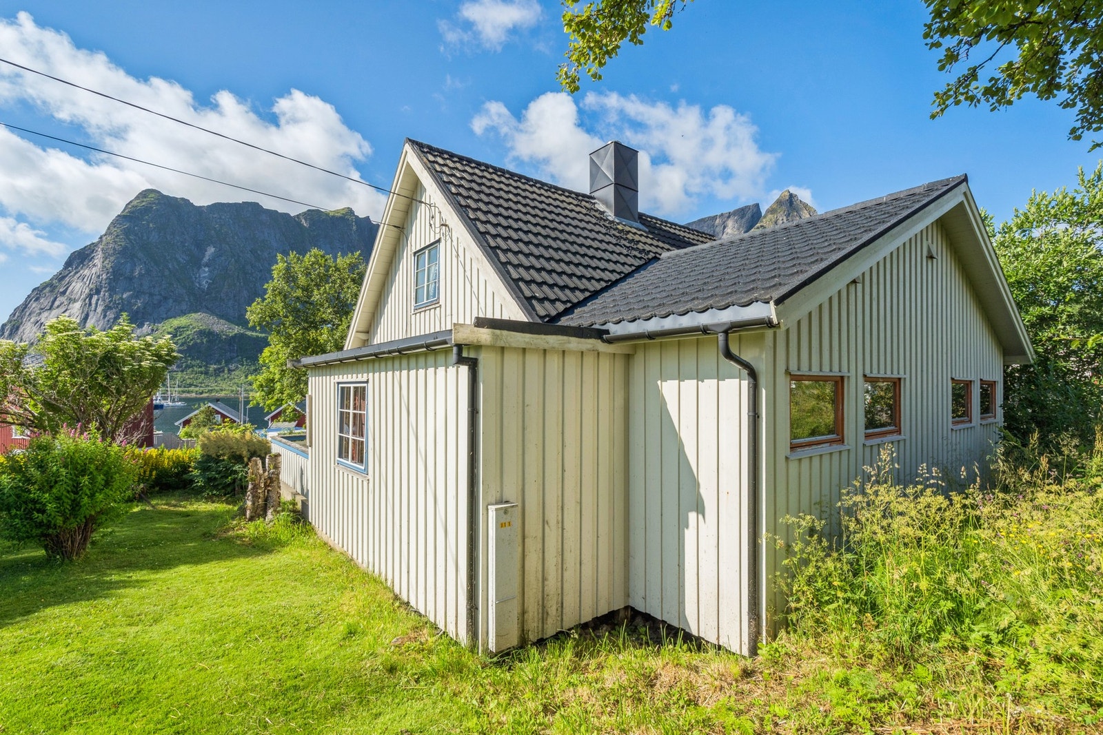 Boligen er omkranset av et fint hageområde, med herlige solforhold. Galleribilde