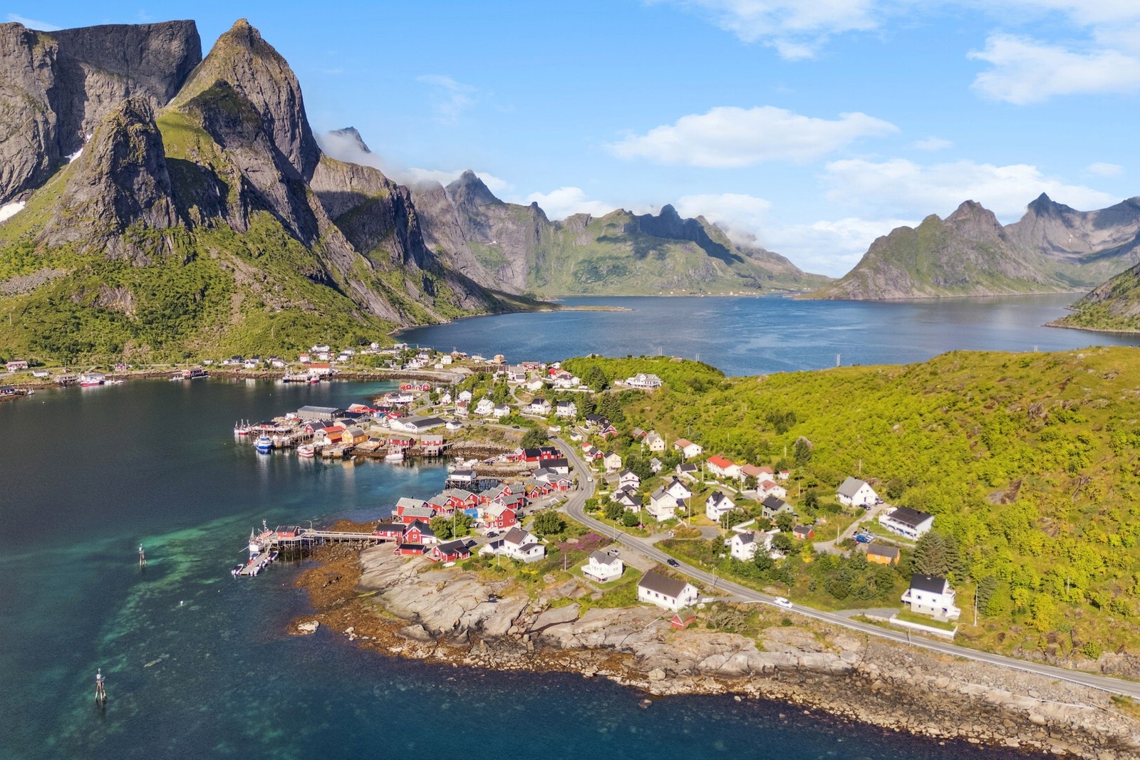 Boligen ligger på Reine i Moskenes kommune, et område kjent for sin dramatiske natur og autentiske fiskevær. Galleribilde