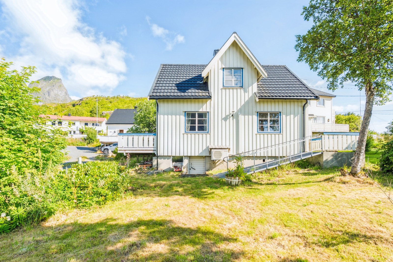 Enebolig fra 1940 med renoveringsbehov, over 2 plan med kjellerbod. Påbygg fra 1985. Galleribilde