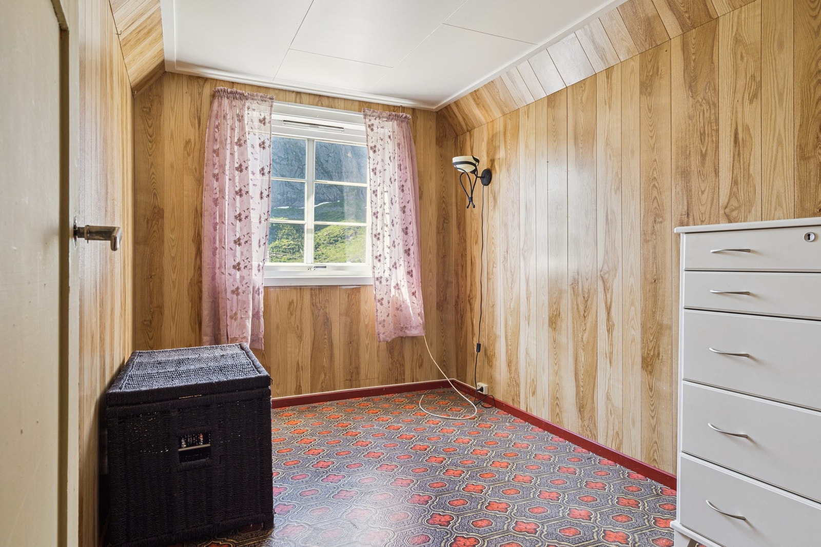 Det gjøres oppmerksom på at rommene i etasjen ikke er matrikkelført hos kommunen, og det kan derfor ikke garanteres at disse er godkjent for varig opphold. Galleribilde