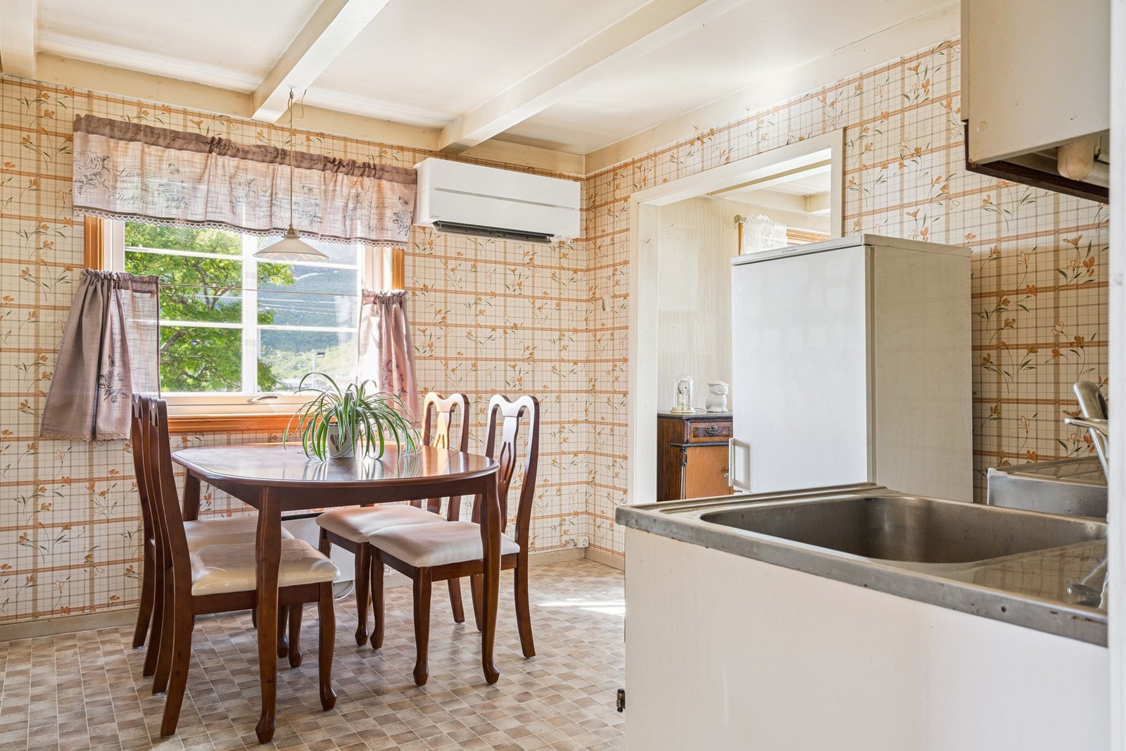 God plass for spisemøblement inne i kjøkkensonen. Galleribilde