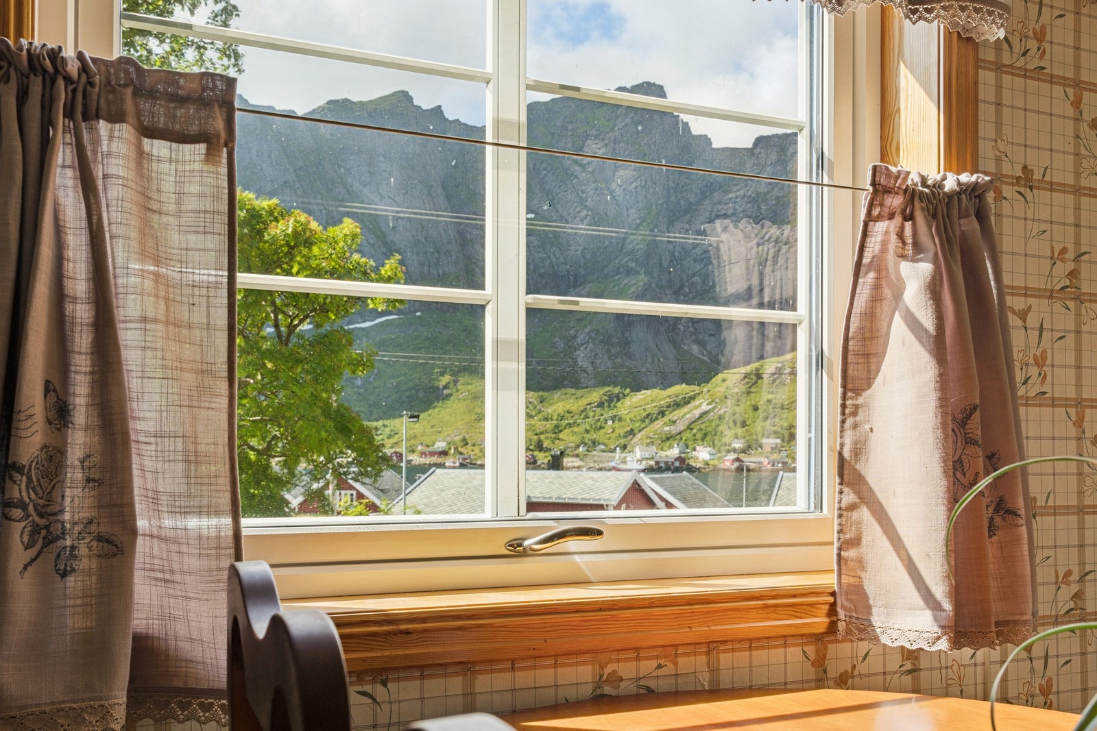 Utsikt over magiske fjell fra spisebordet. Galleribilde