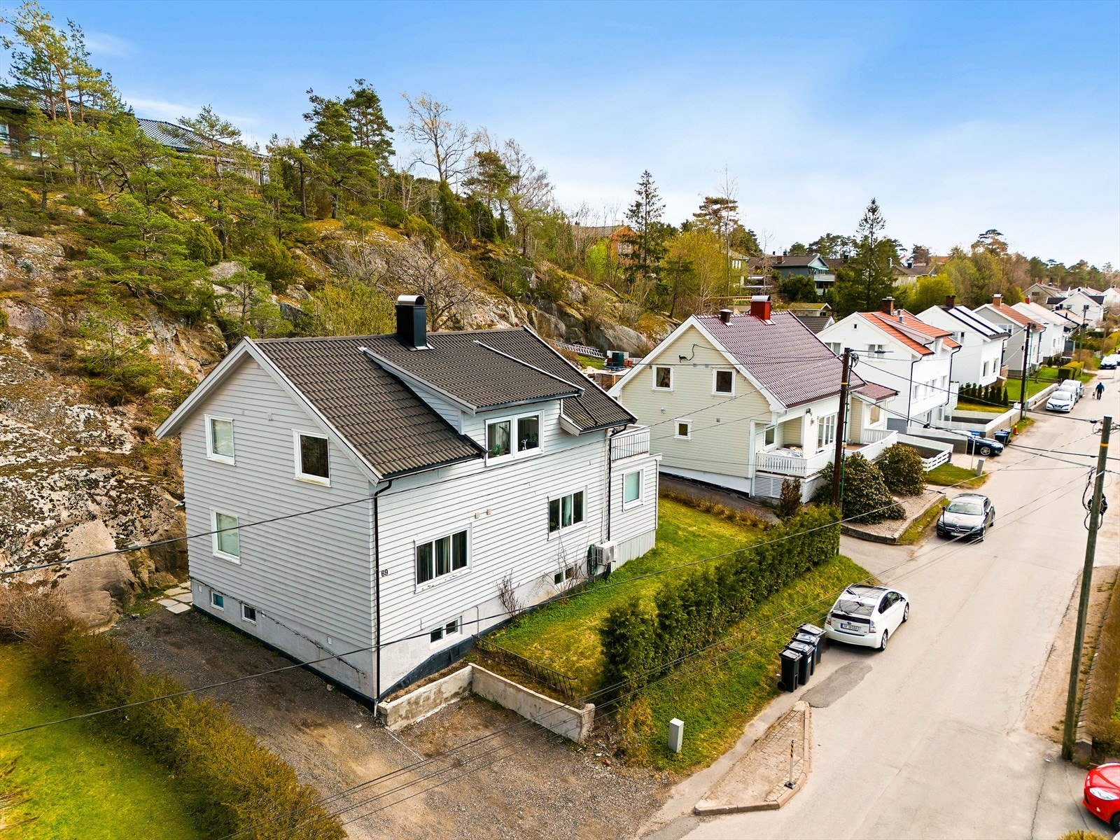 Paul Holmsens vei 69 er en del av en horisontaldelt tomannsbolig i 2. etasje fra 1953 Galleribilde