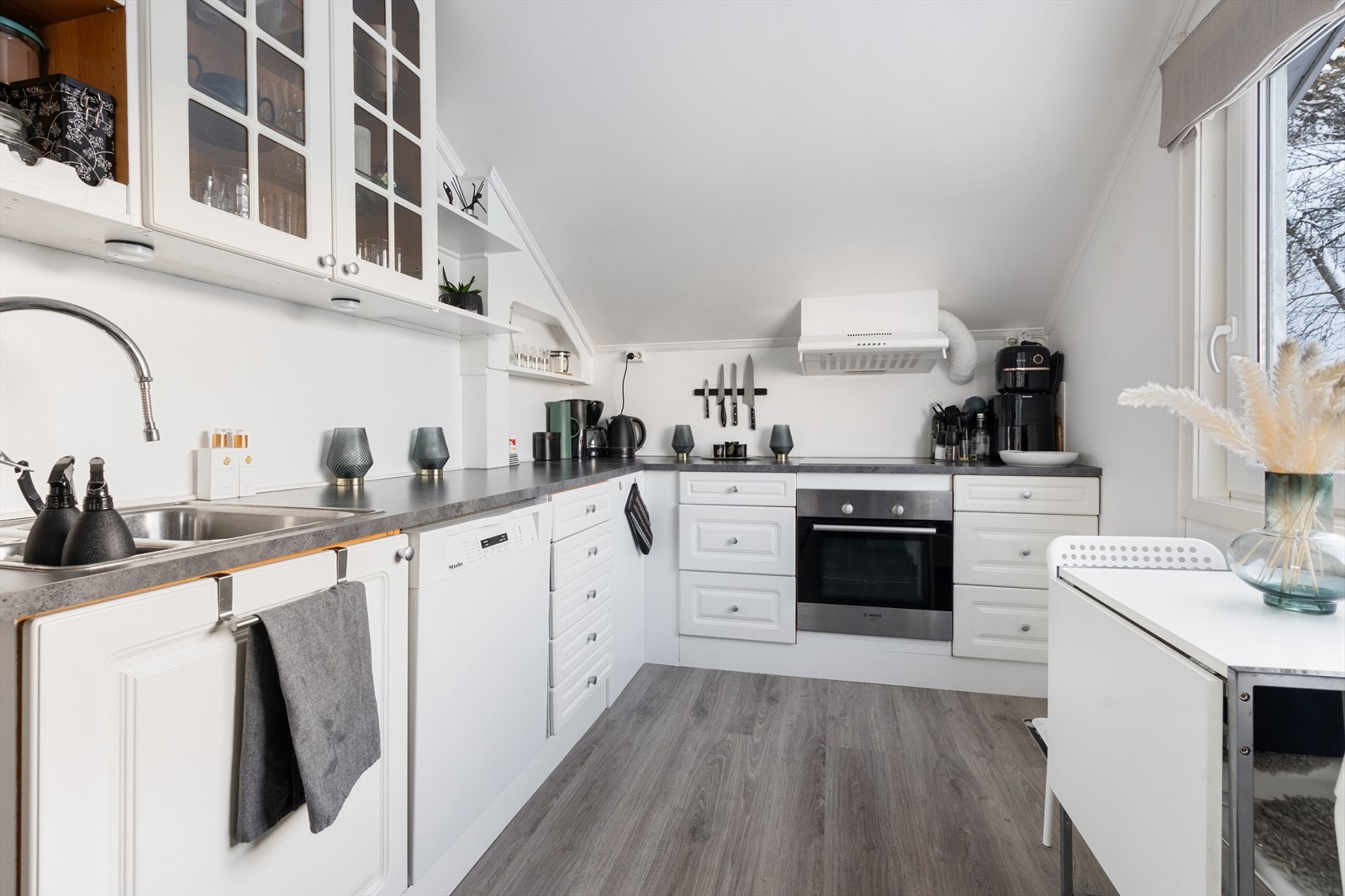 Her har man godt med skap- og skuffeplass samt arbeidsflater Galleribilde