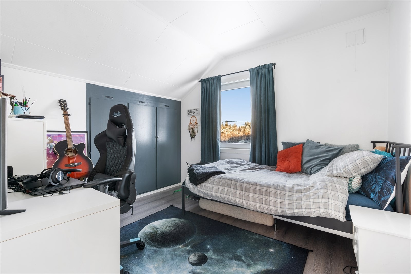 Det andre soverommet har en fleksibel utforming og passer ypperlig som barnerom, gjesterom eller hjemmekontor - alt etter behov Galleribilde