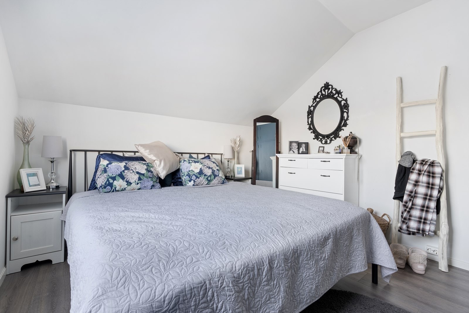 Boligen har to innbydende soverom. Hovedsoverommet gir plass til dobbeltseng og tilhørende møblement Galleribilde