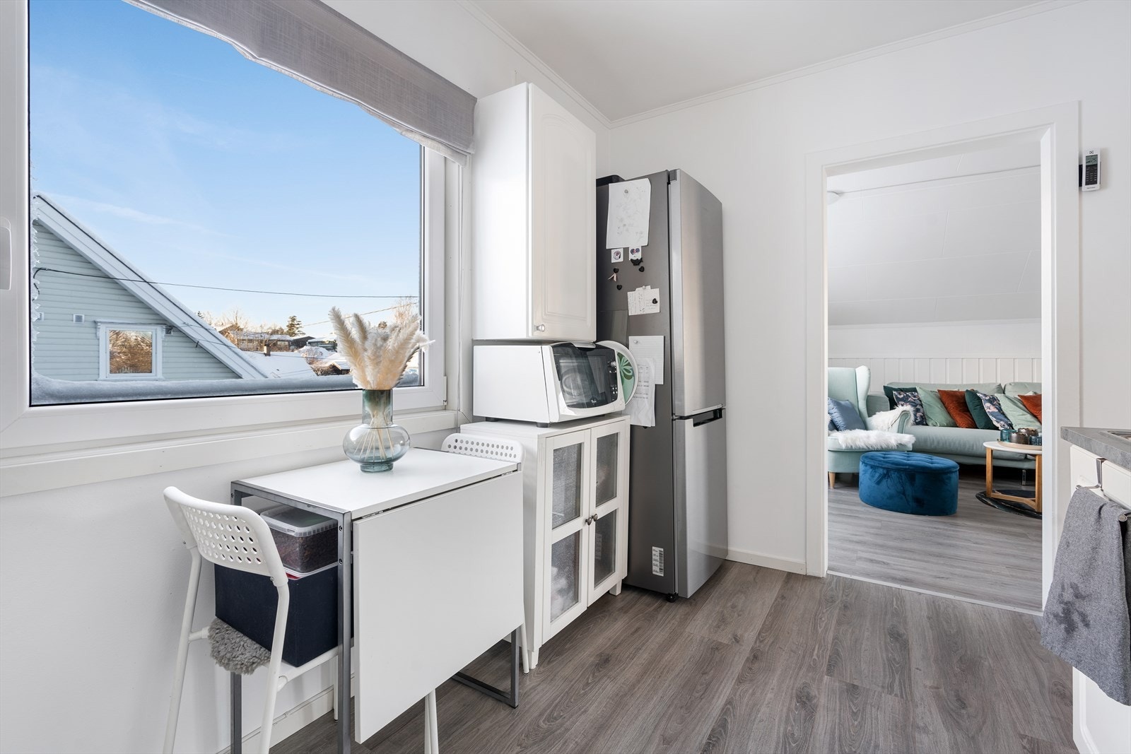 På kjøkkenet har man også plass til et lite spisebord - perfekt for frokost Galleribilde