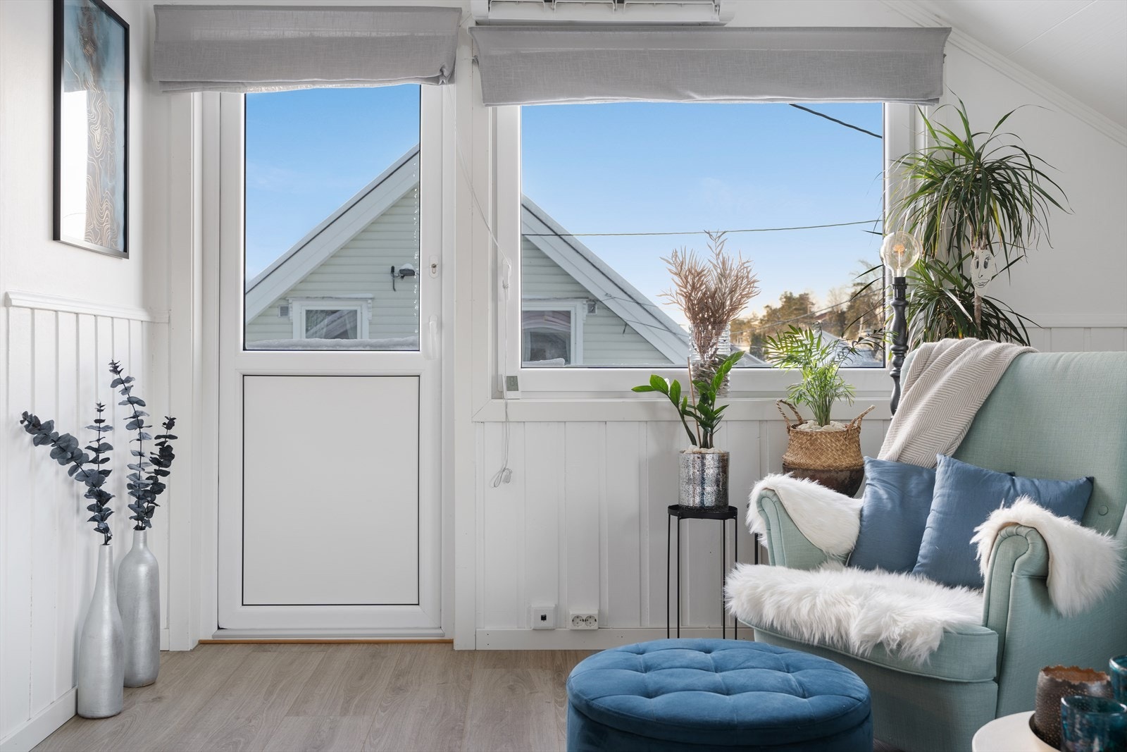 Fra stuen har man utgang til boligens balkong Galleribilde