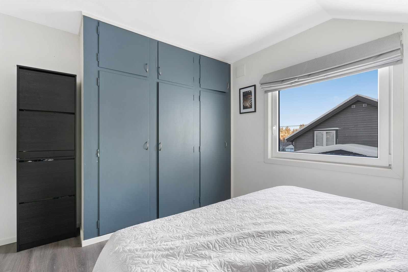 Her er det også en praktisk garderobeløsning som sørger for godt med oppbevaringsplass Galleribilde