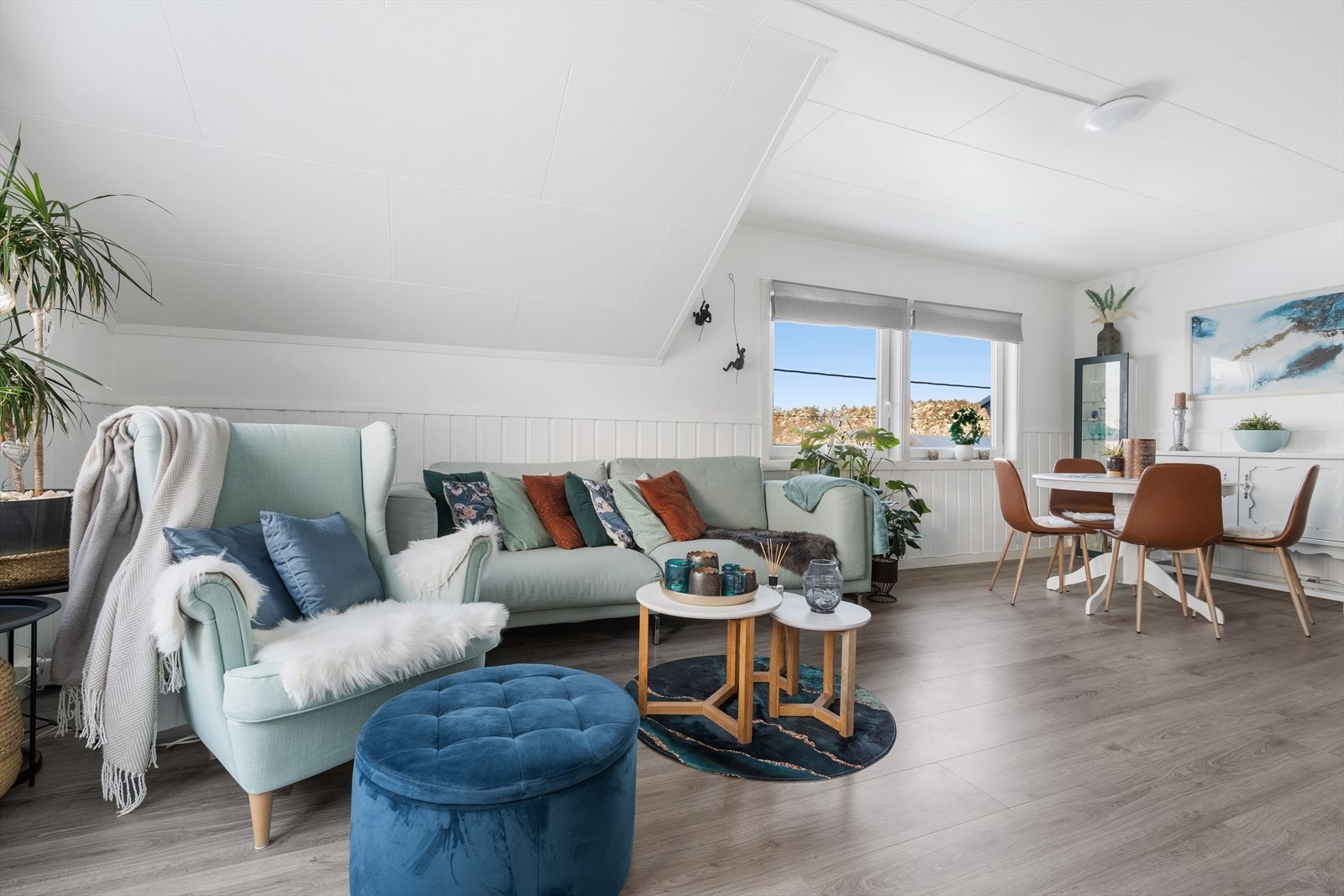 Stuen fremstår som lys og romslig, og er innredet med sofa, spisebord og TV-seksjon Galleribilde