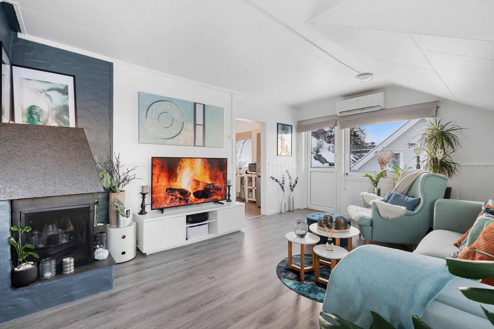 I stuen har man også en åpen peis - perfekt for kjølige kvelder Galleribilde