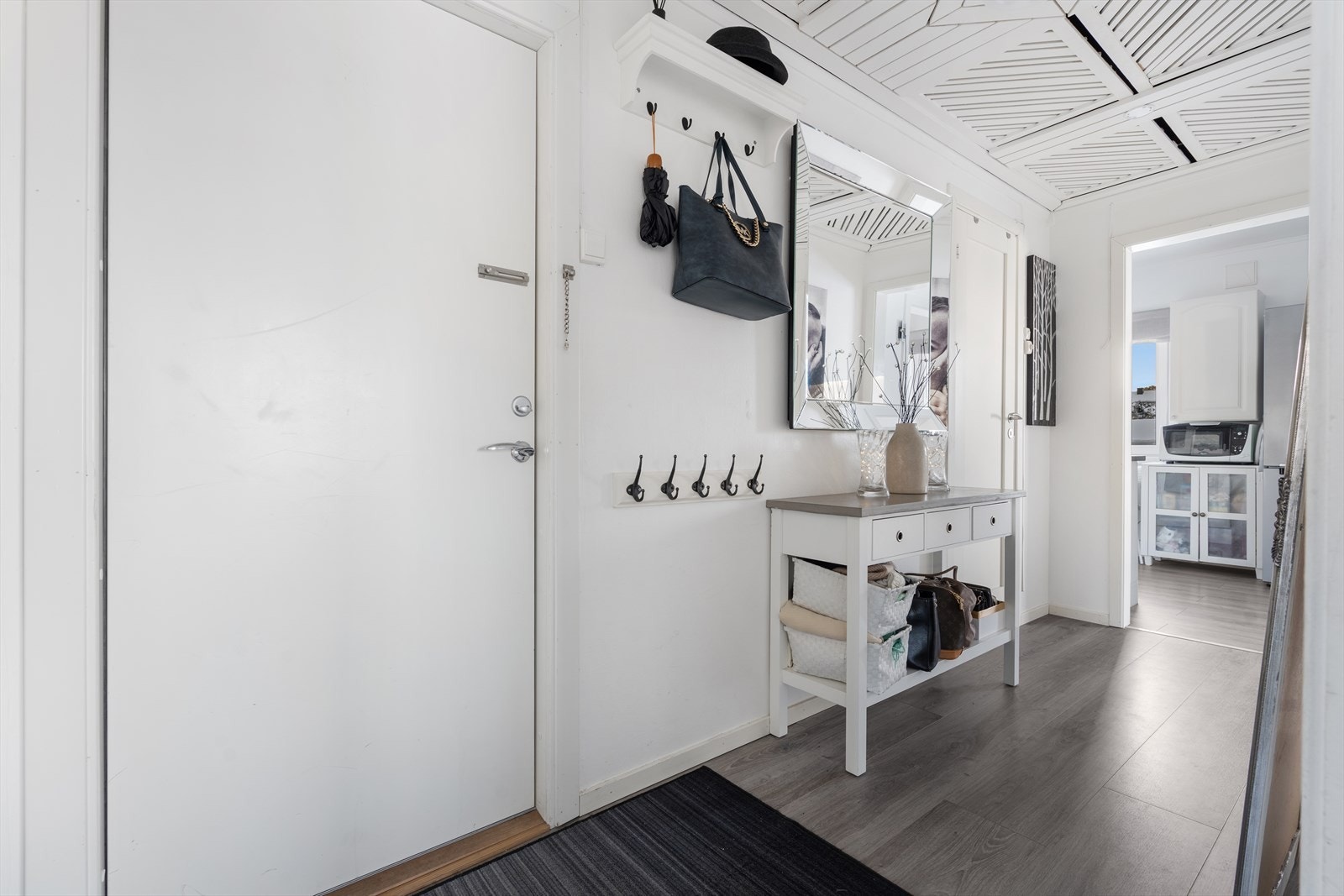 En lys entré er det første som møter deg i boligen. Her er det god plass til å henge yttertøy og ta imot gjester Galleribilde