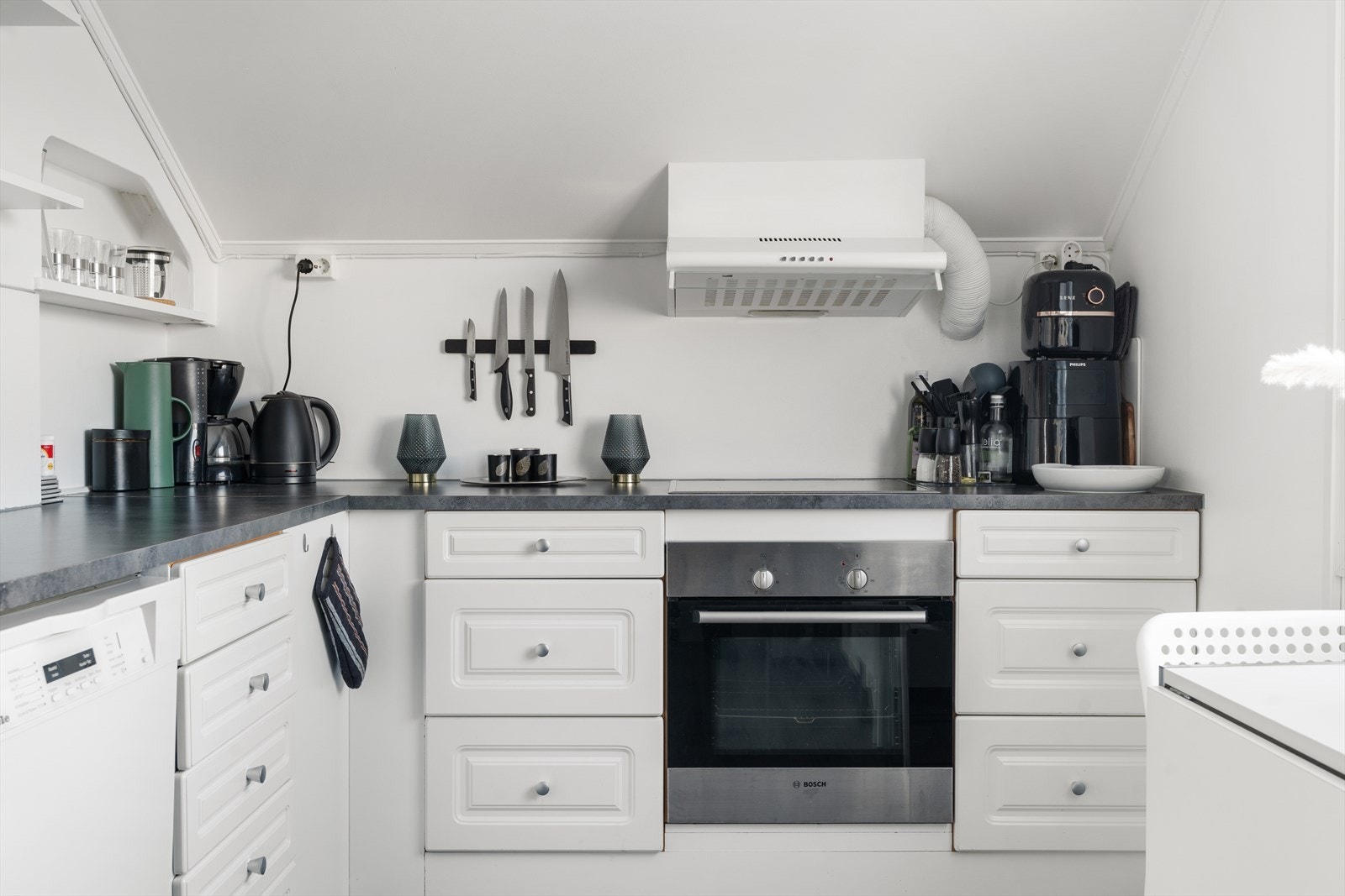 Kjøkkenet er utstyrt med oppvaskmaskin, komfyr, platetopp og kjøleskap Galleribilde