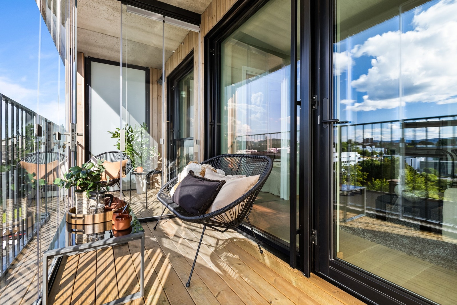 Flott balkong på 9 kvm hvorav 5 kvm er innglasset. Innglassingen kan enkelt skyves til side på varme dager Galleribilde