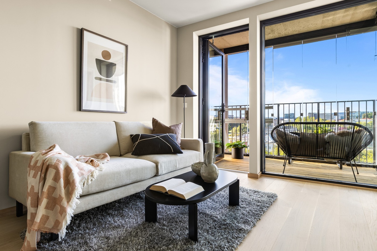 Lys og pen stue med behagelig vannbåren gulvvarme Galleribilde