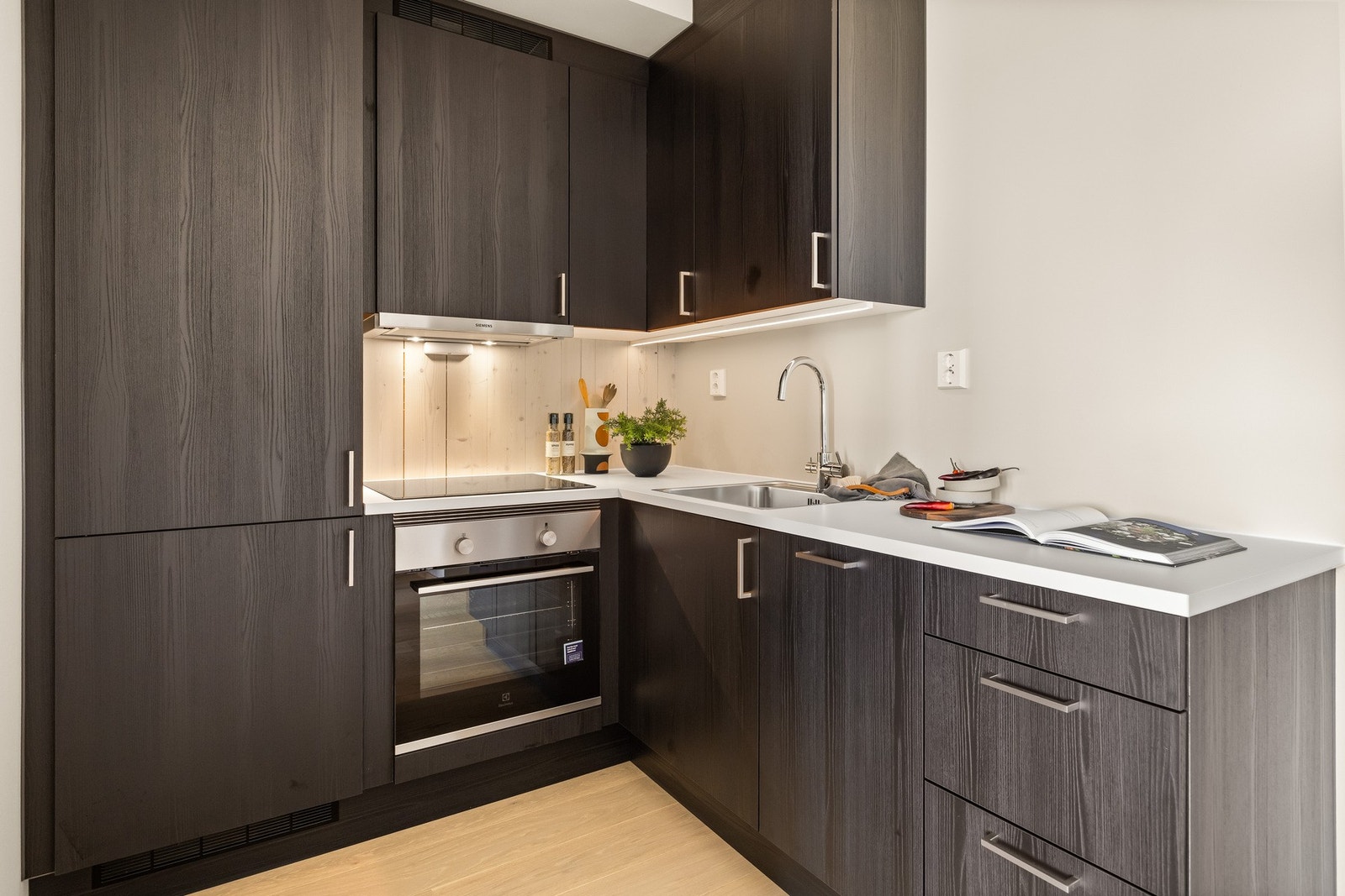 Flott HTH-kjøkken med integrerte hvitevarer Galleribilde