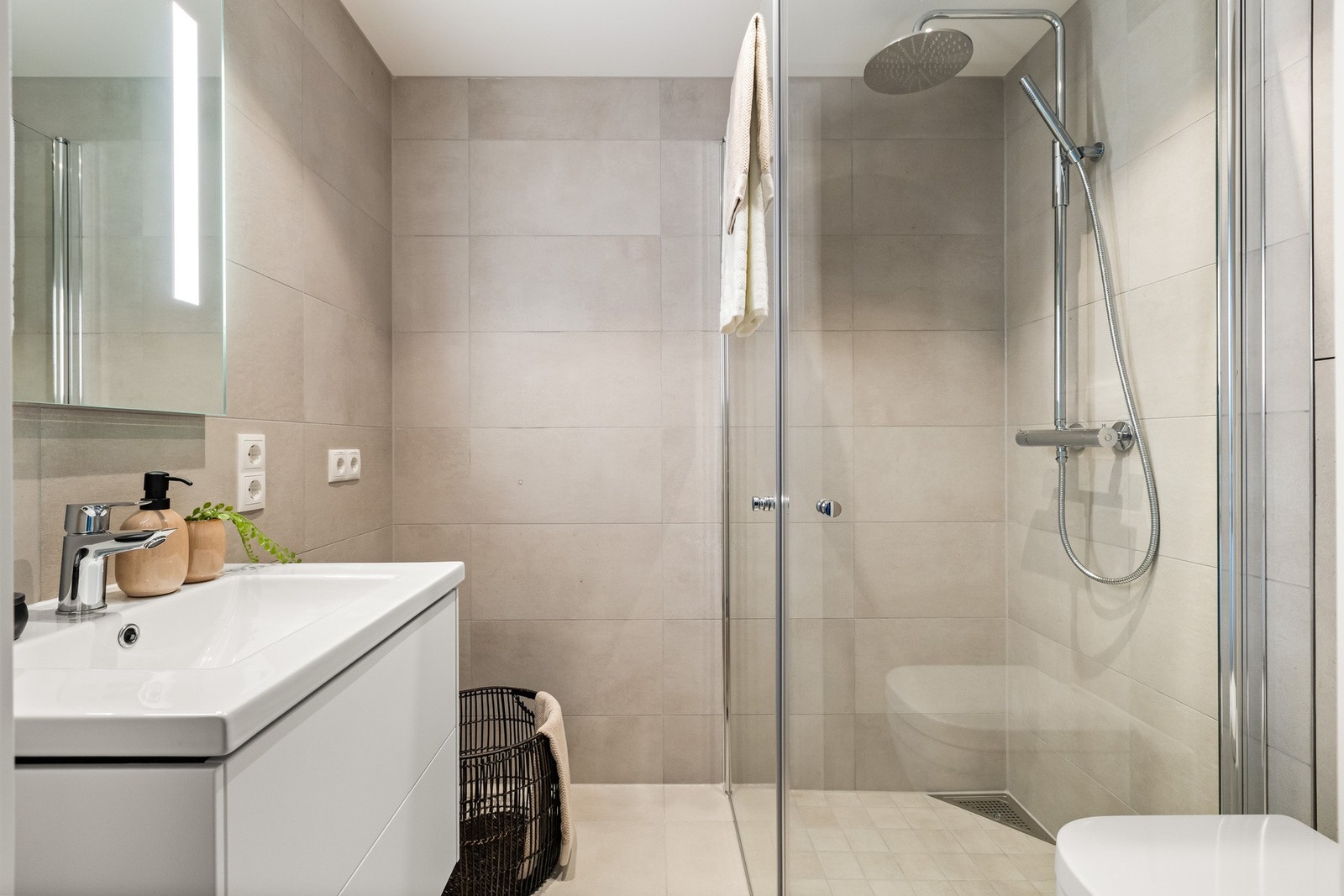 Lekkert bad med opplegg til vaskemaskin Galleribilde