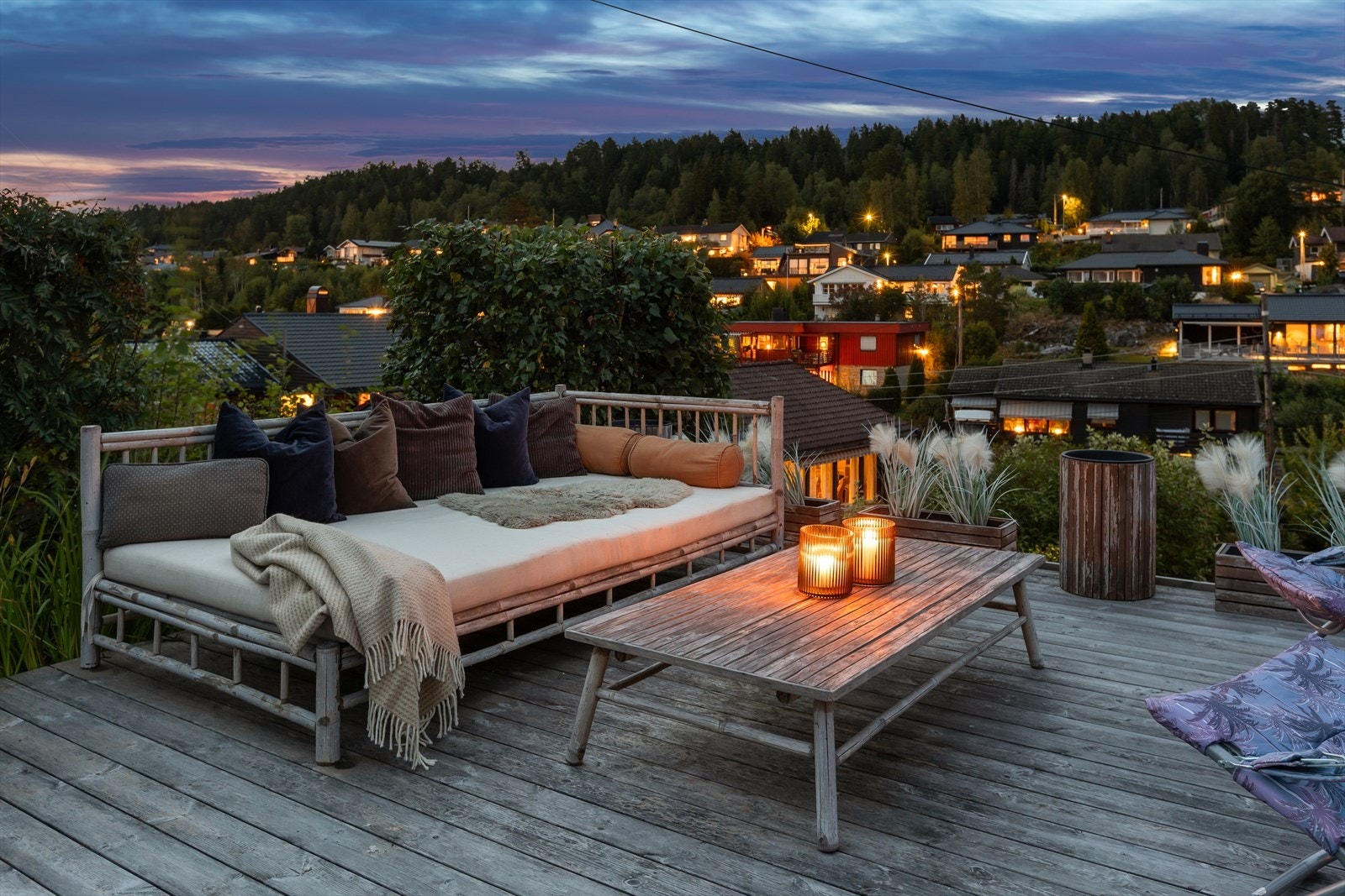 Øverst på tomten er det etablert en platting med sittegruppe som har utsikt mot deler av vågvannet. Her kan fine dager og kvelder nytes Galleribilde