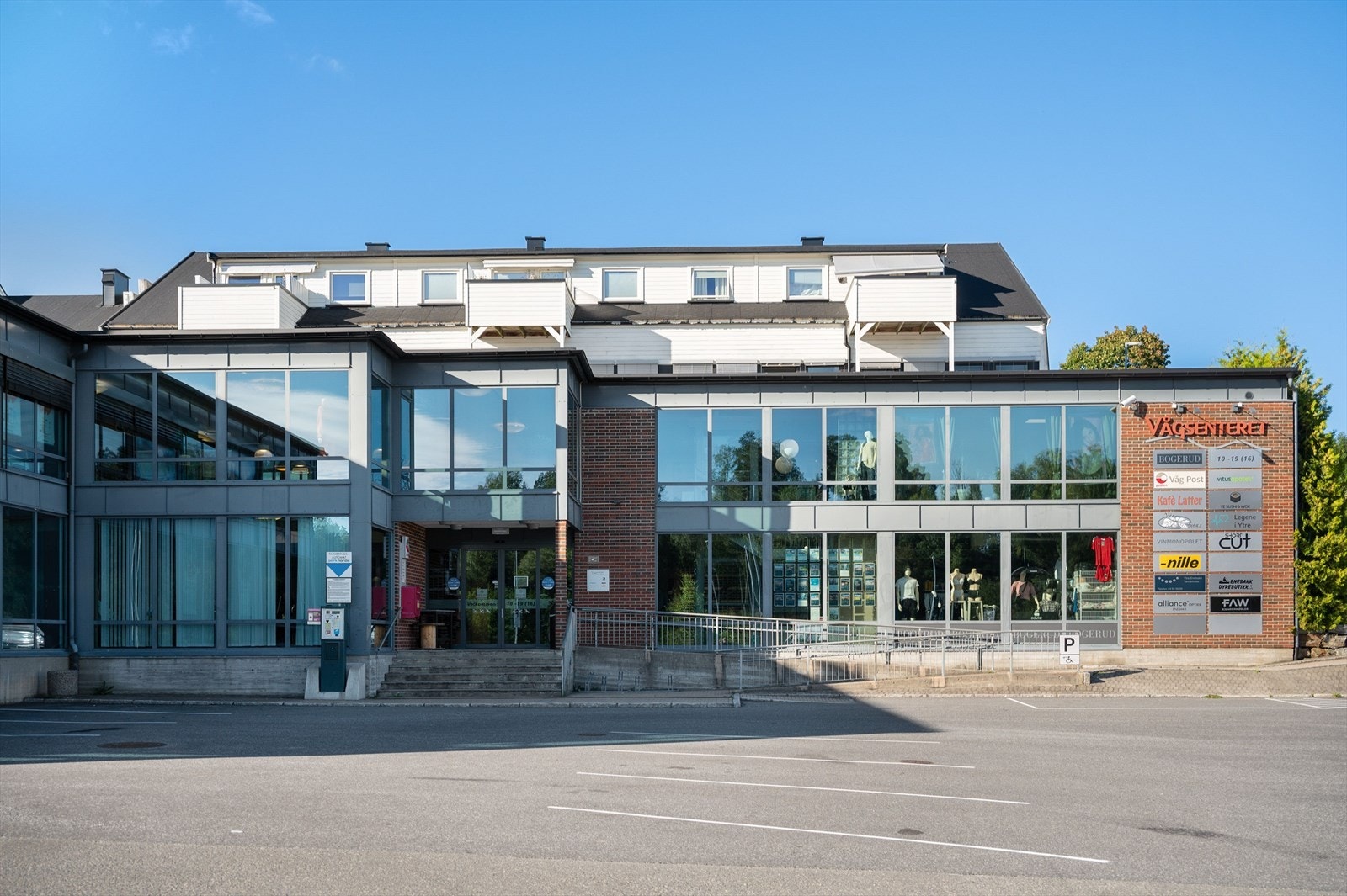 Vågsenteret har alt du trenger av servicetilbud i hverdagen ligger cirka 8 minutter unna i gangavstand. Galleribilde