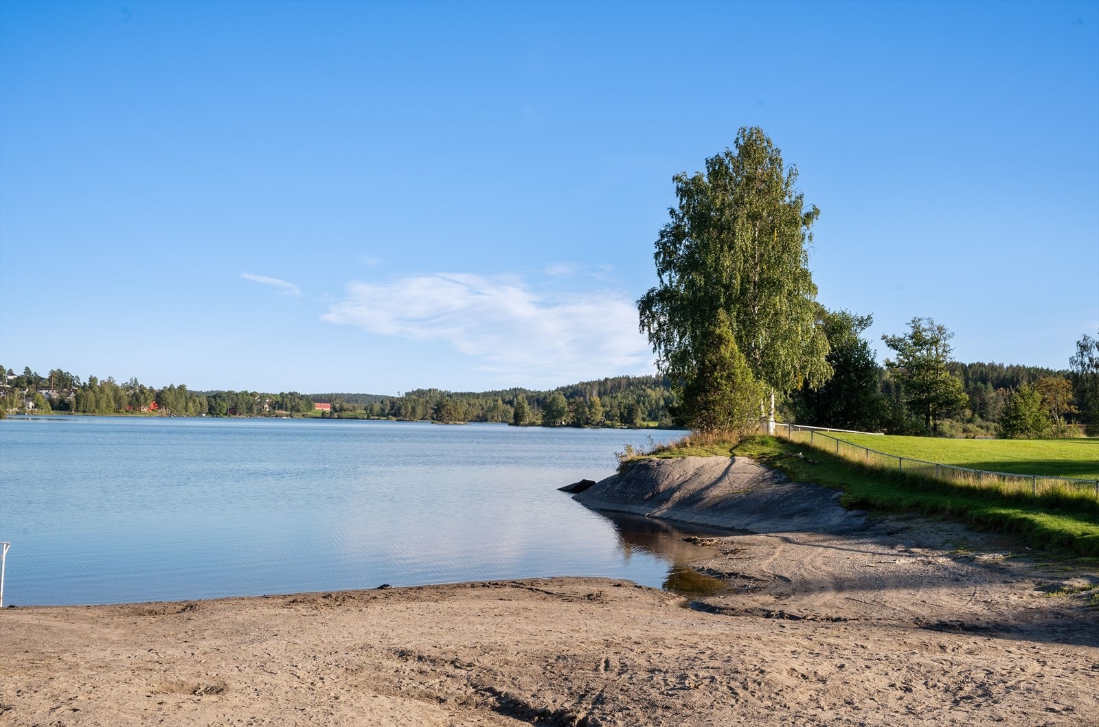 Det er gangavstand til flott badeplass på Vik. Galleribilde