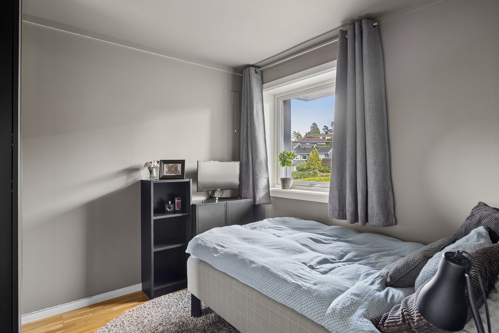 Det er god plass til både seng av god størrelse og tilhørende møblement. (Det ene soverommet er søkt og godkjent som bod.) Galleribilde