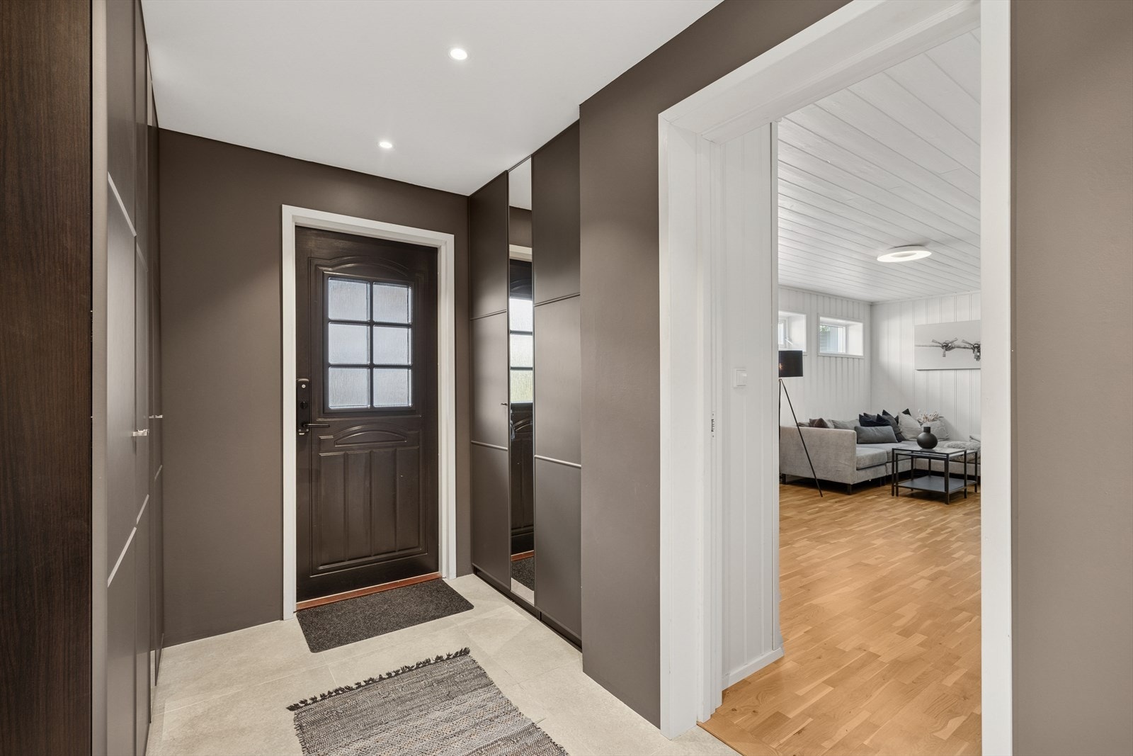 Velkommen inn! Entréen gir et godt førsteinntrykk av boligen. Det er god plass til å henge fra seg yttertøy i flere garderobeskap. Galleribilde
