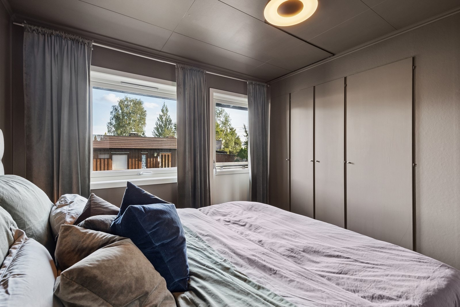 Fra hovedsoverommet er det utgang til en koselig veranda. Galleribilde