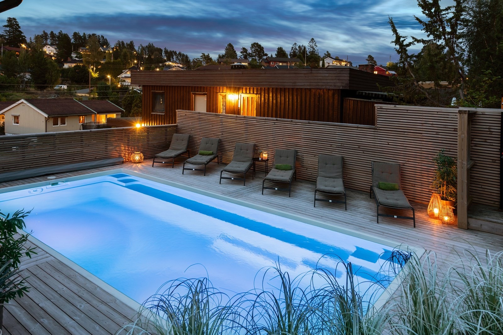 Boligens x-faktor er et flott bassengområde med plass til mange solsenger. Galleribilde