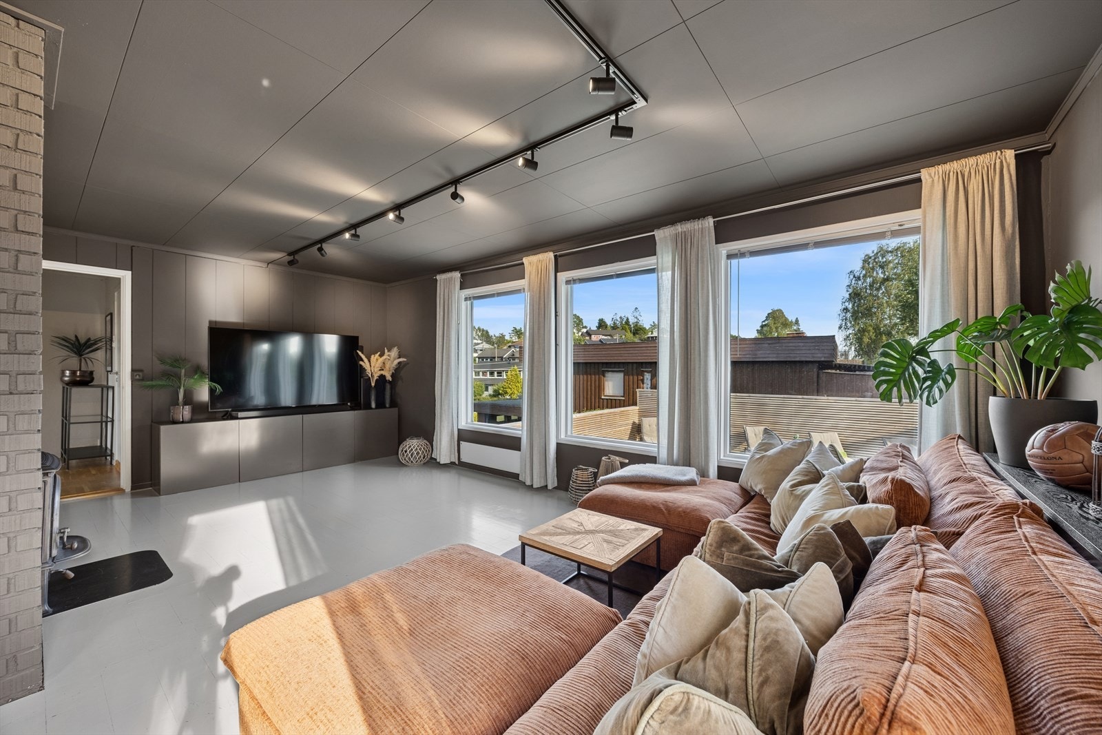 Boligens hovedstue er av god størrelse! Det er store vindusflater som slipper inn rikelig med naturlig lys. Galleribilde