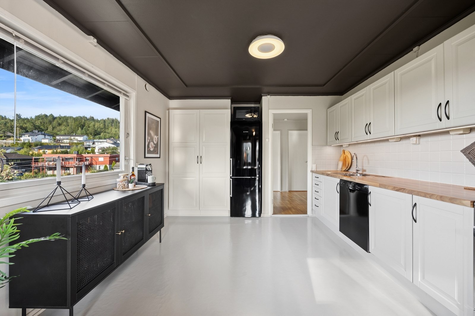 Integrerte hvitevarer som oppvaskmaskin (uten dekkplate,) avsatt plass for komfyr og kjøleskap. Det er rikelig med skap og benkeplass. Galleribilde