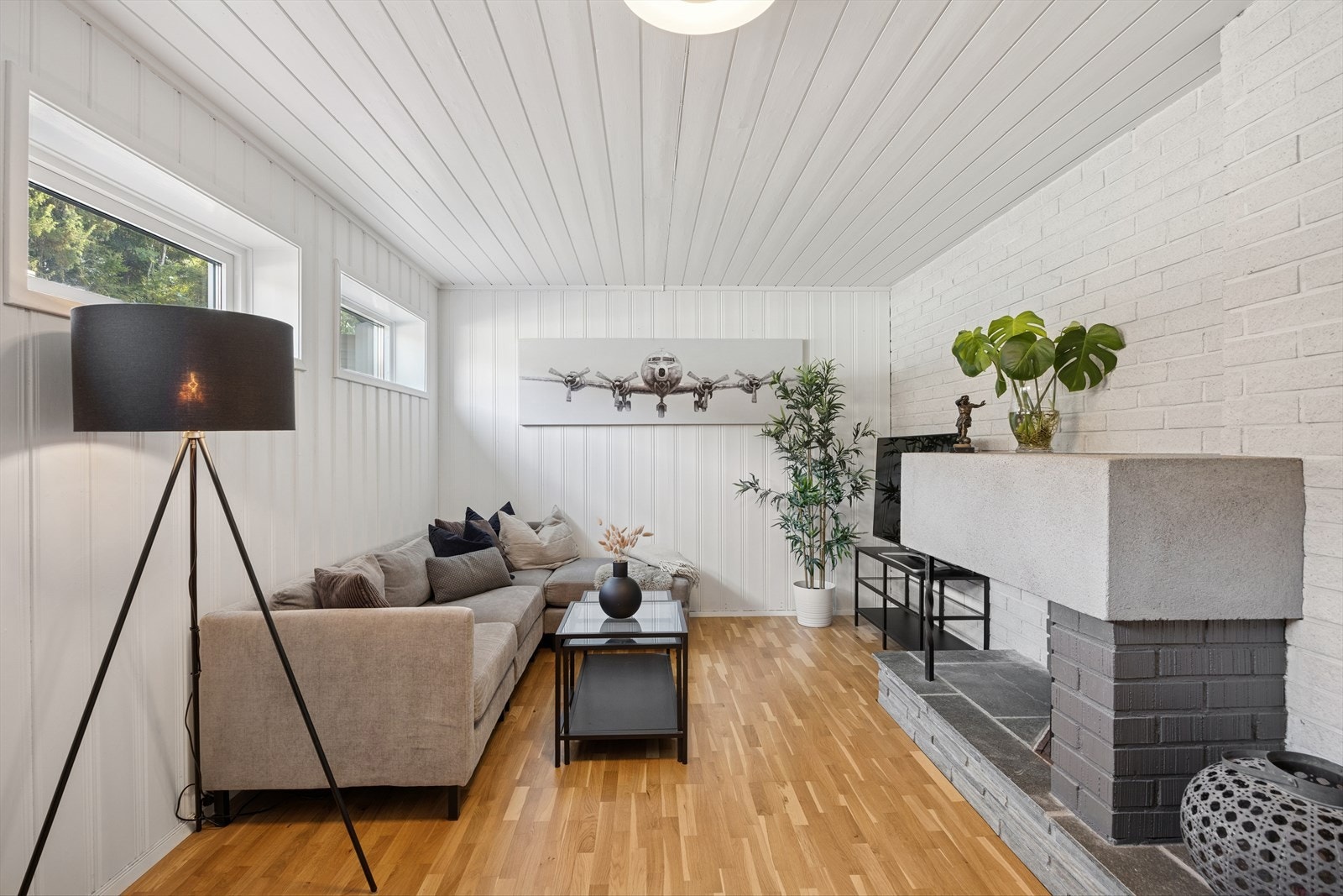 Peisstuen er av god størrelse med plass til en trivelig sofagruppe med tilhørende møblement. Stuen har også en trivelig peis. Peisstuen egner se ypperlig som et sted hvor barna/ungdommen kan trekke seg litt tilbake. Galleribilde