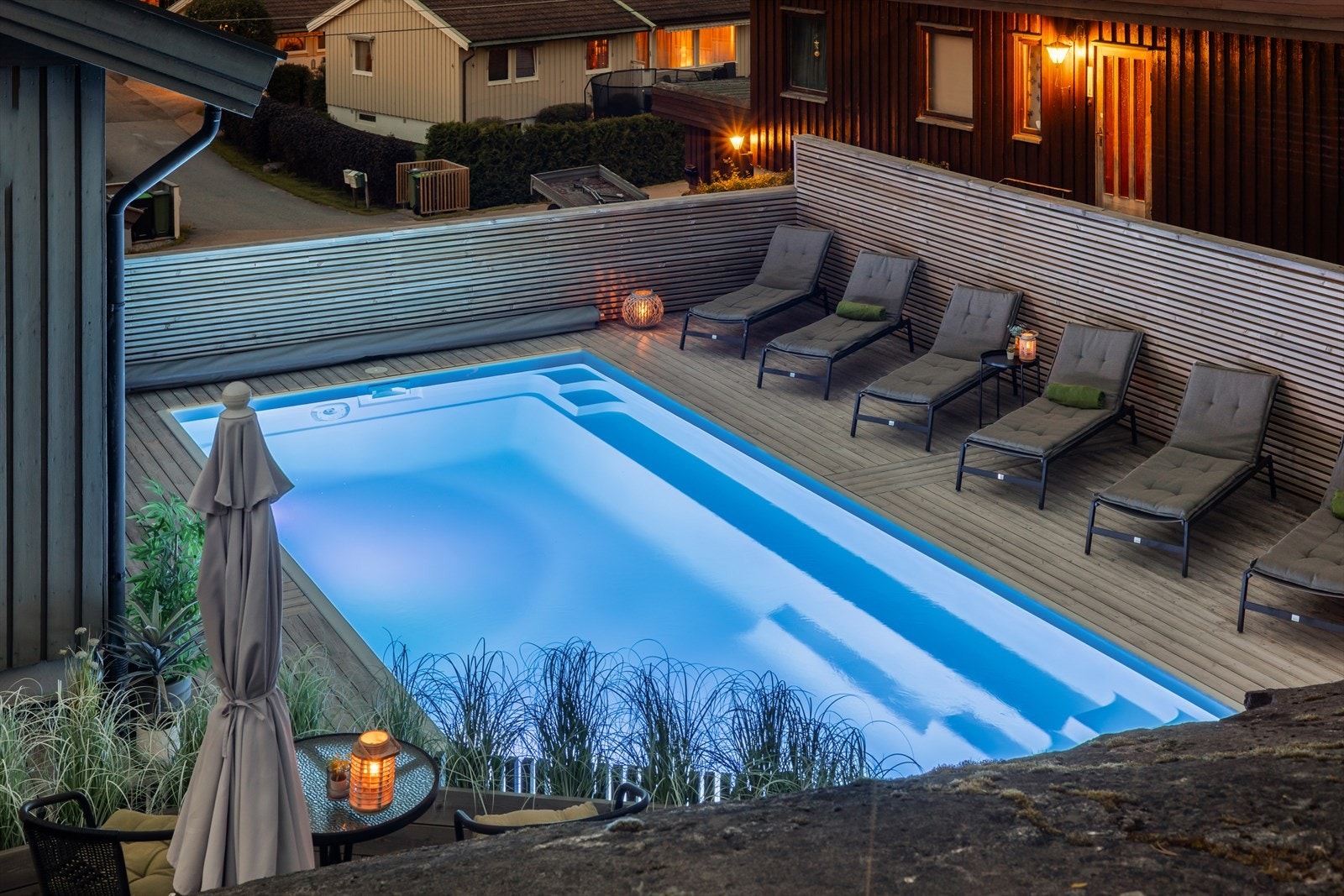 Velkommen til Ødegårdslia 7- en pen enebolig over 2 plan med en fantastisk uteplass med basseng! Dette er den perfekte familieboligen hvor hele familien kan kose seg. Galleribilde