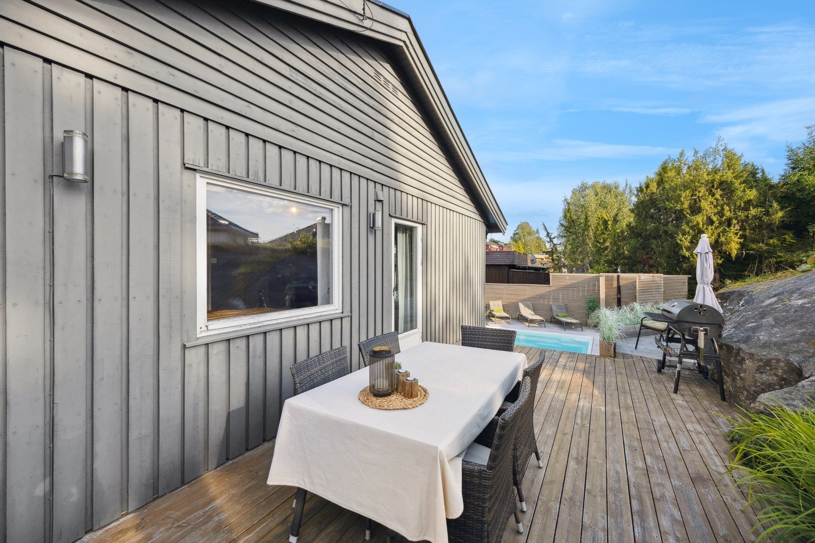 Det er god plass til flere sittegrupper og grill på den store terrassen. Galleribilde