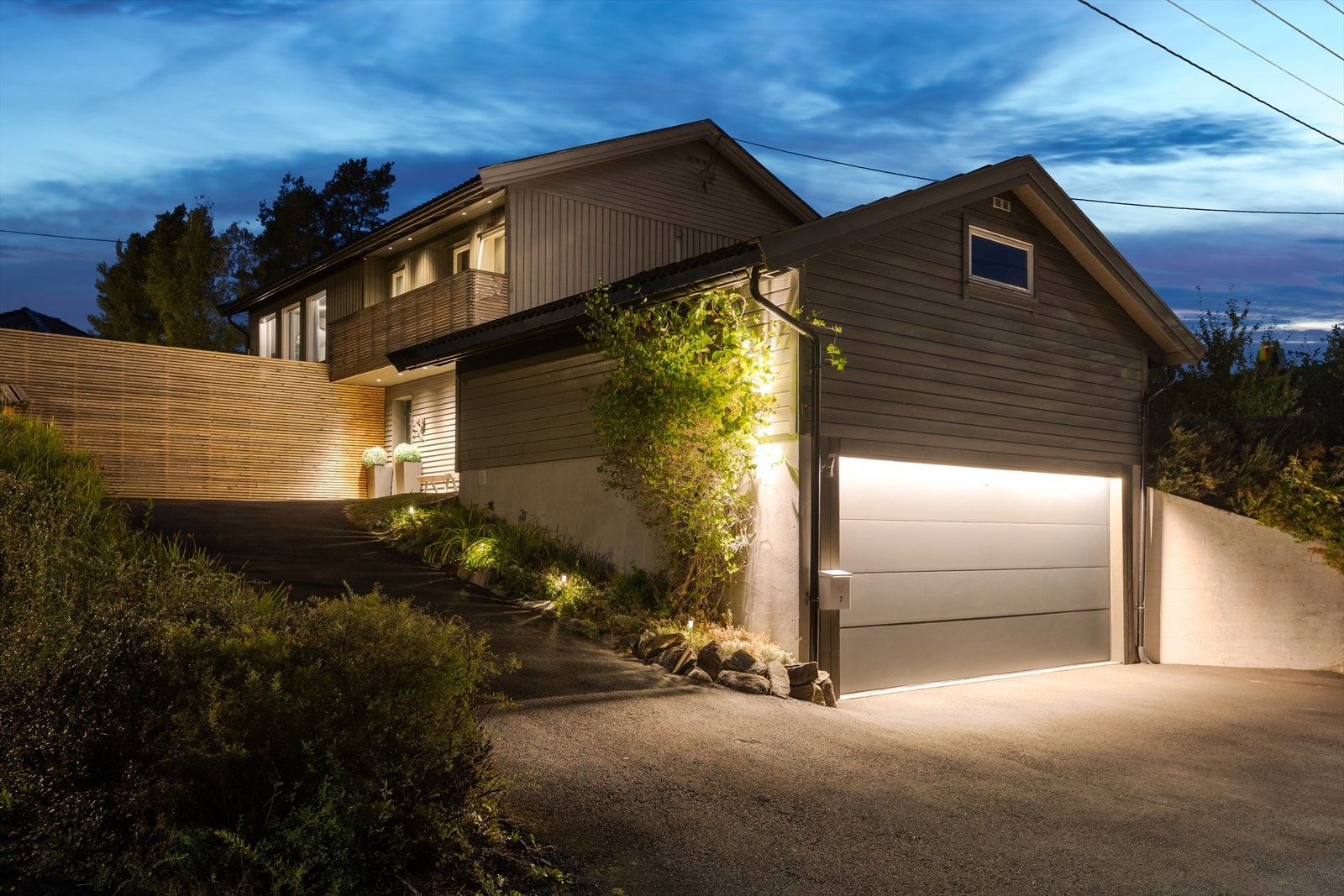 Eiet tomt på ca. 867 kvm. Tomten er opparbeidet med plen, beplantning, frukttre og prydbusker, noe fjell i bakkant av boligen. Asfaltert gårdsplass med biloppstillingsplass for flere biler og dobbel garasje. Skjermet hage med levegg og hekk mot naboer. Galleribilde